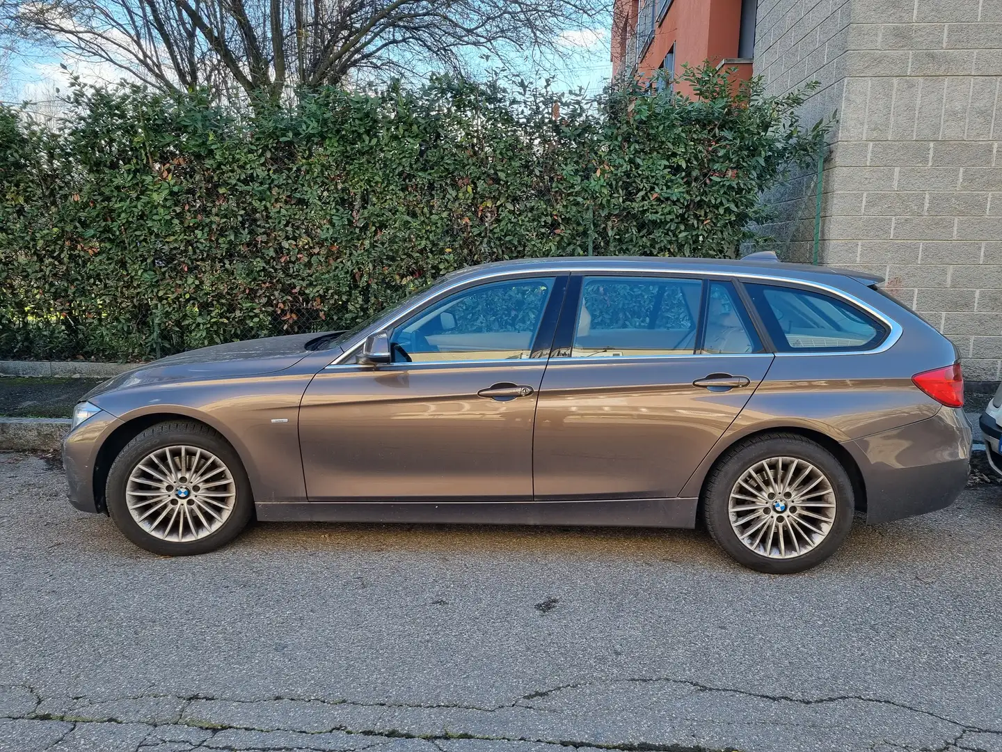 BMW 320 320d Touring xdrive Luxury brončana - 1