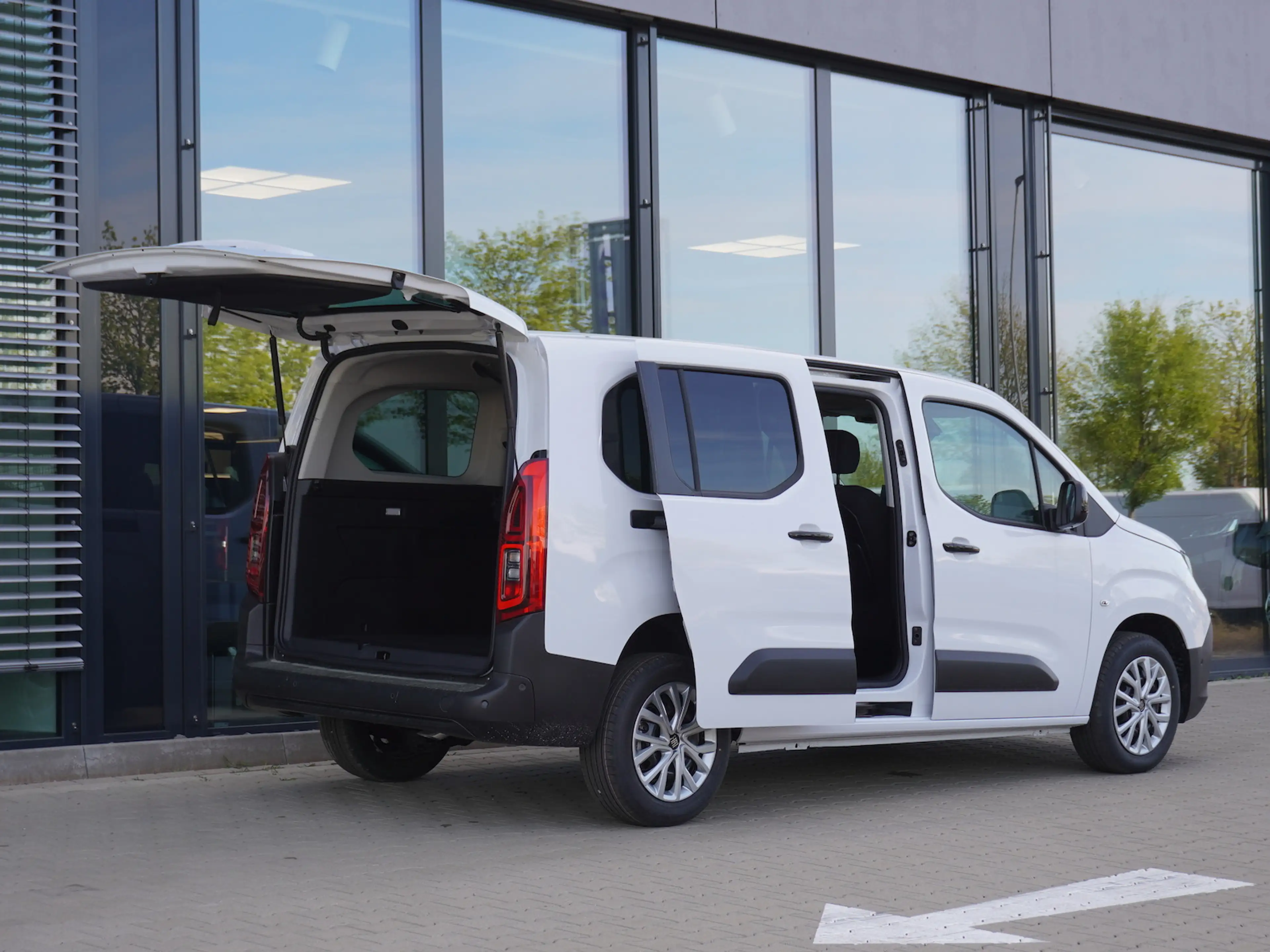 Fiat Doblo Maxi Kombi 130 AT8 / 10-Zoll-Navigation — photo 4