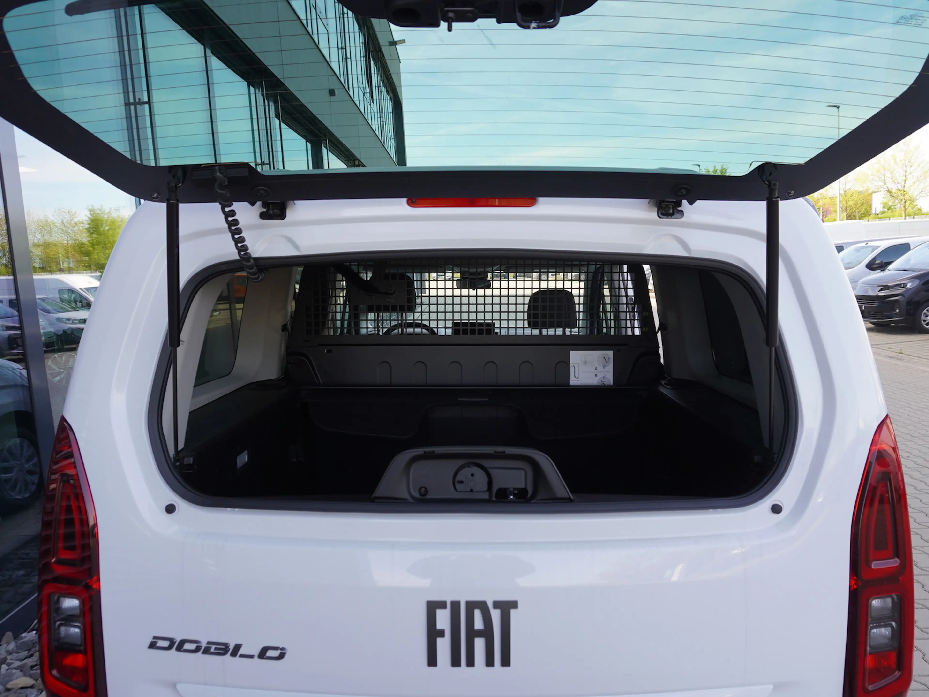 Fiat Doblo Maxi Kombi 130 AT8 / 10-Zoll-Navigation — photo 7