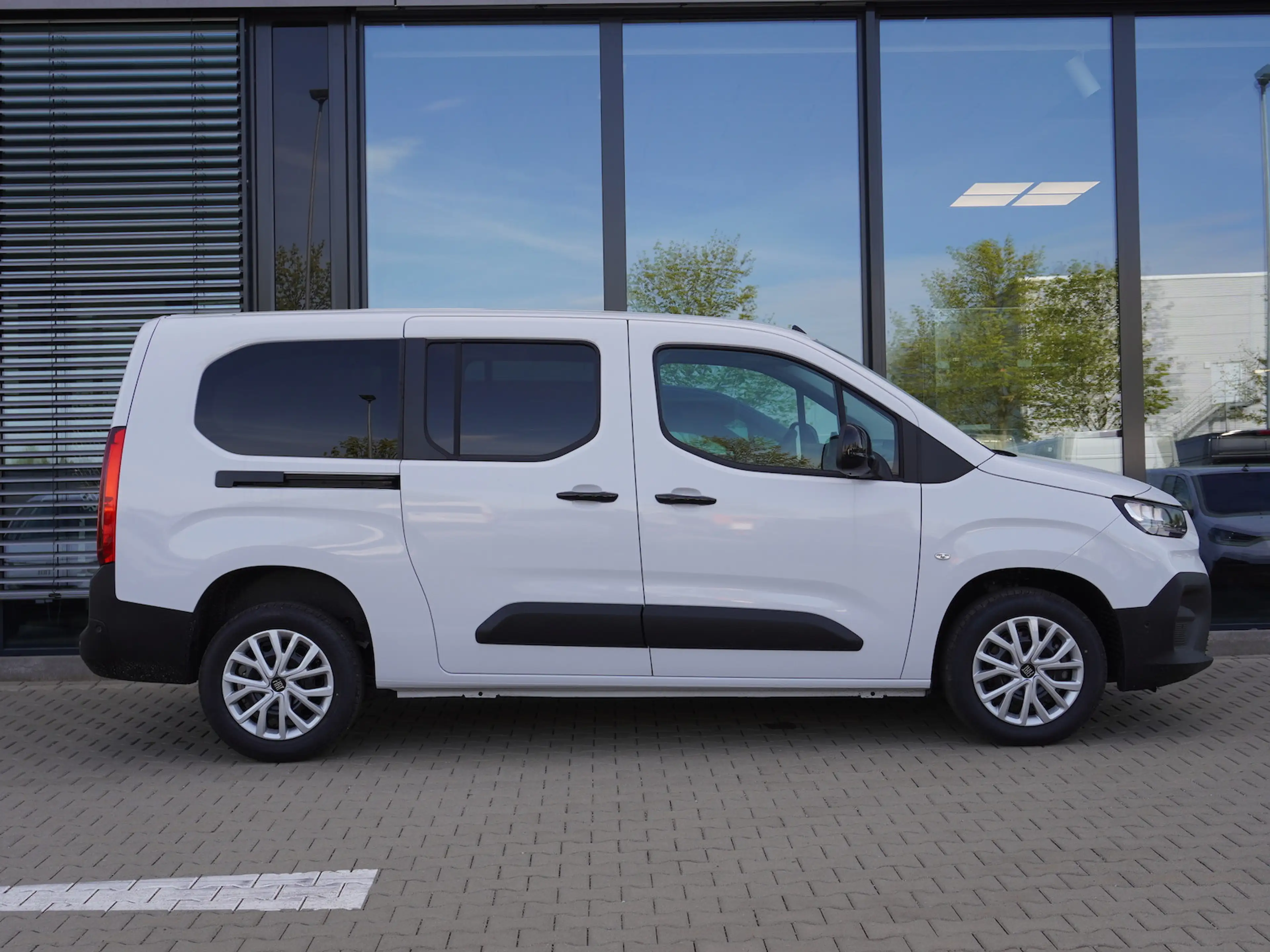 Fiat Doblo Maxi Kombi 130 AT8 / 10-Zoll-Navigation — photo 3