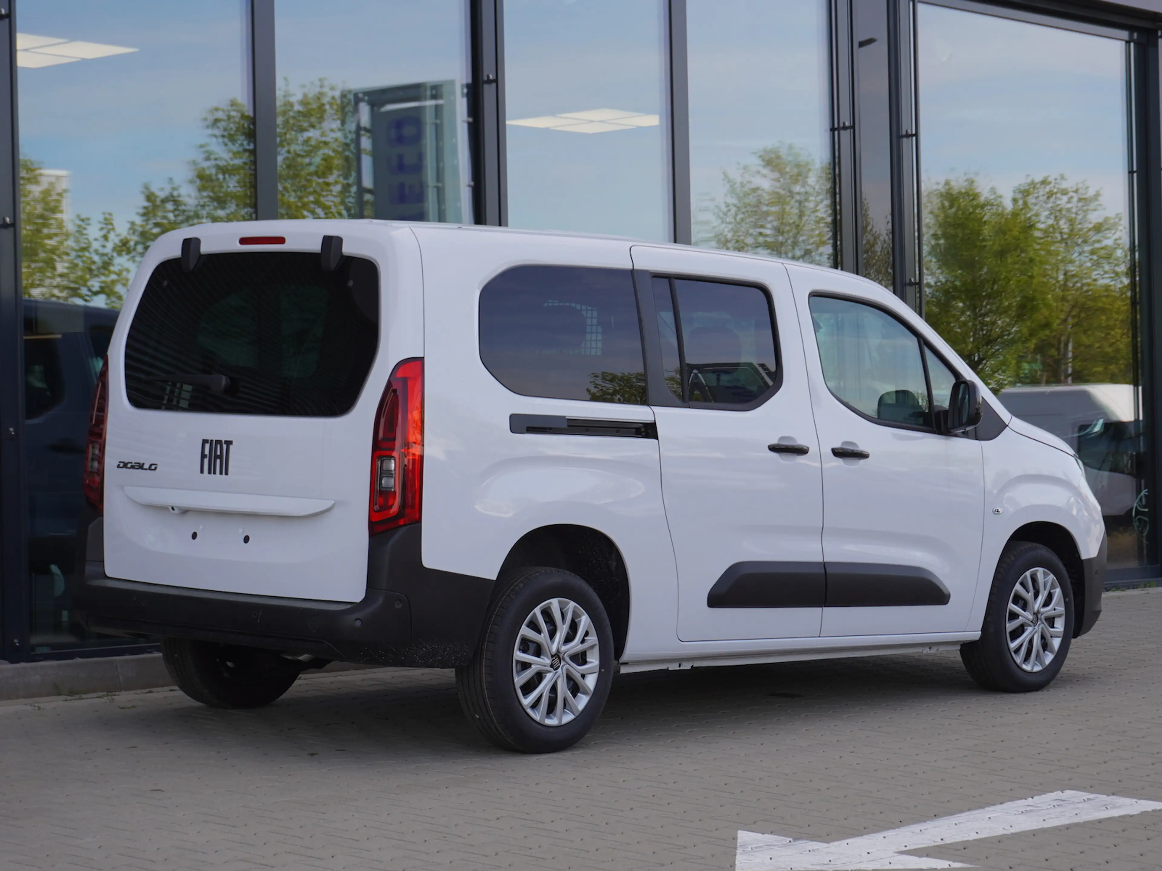 Fiat Doblo Maxi Kombi 130 AT8 / 10-Zoll-Navigation — photo 2