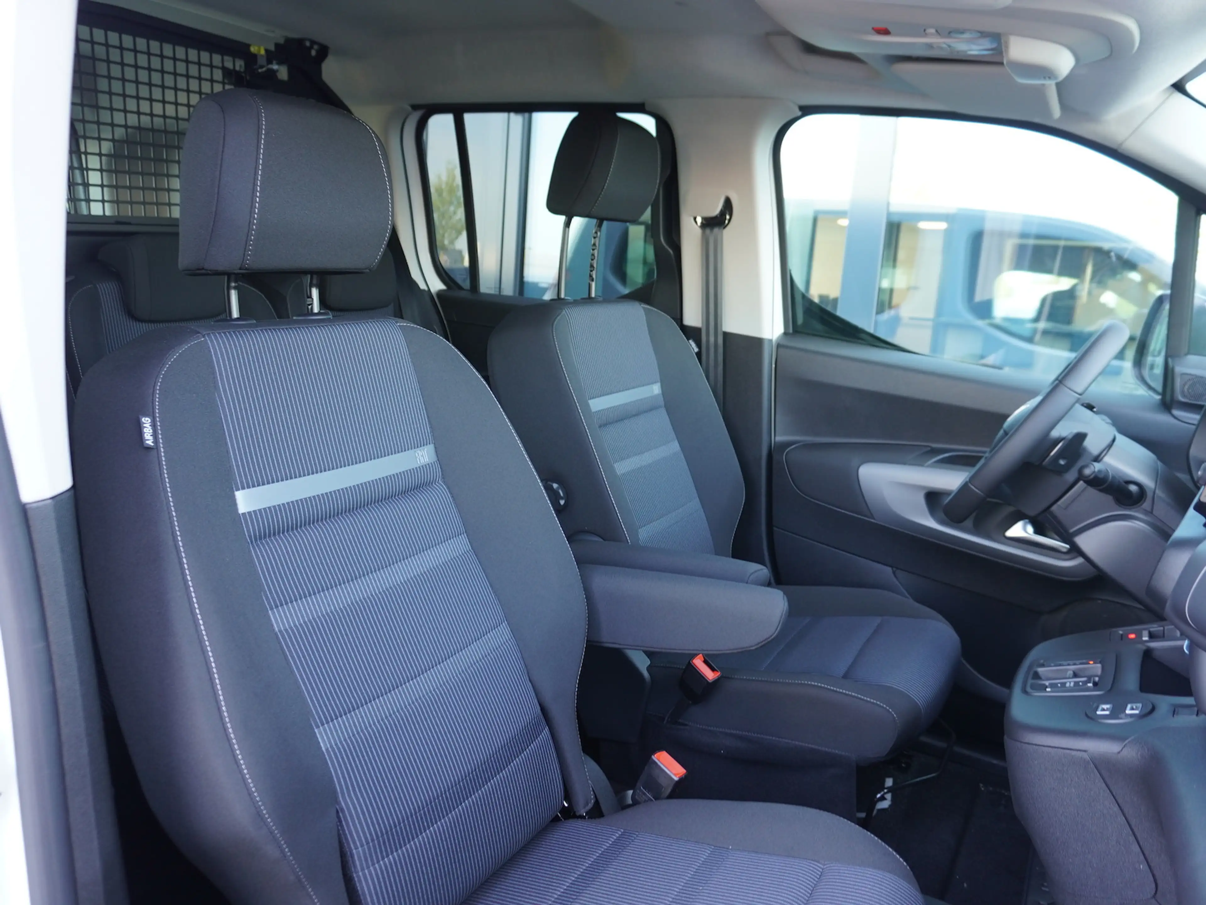 Fiat Doblo Maxi Kombi 130 AT8 / 10-Zoll-Navigation — photo 12