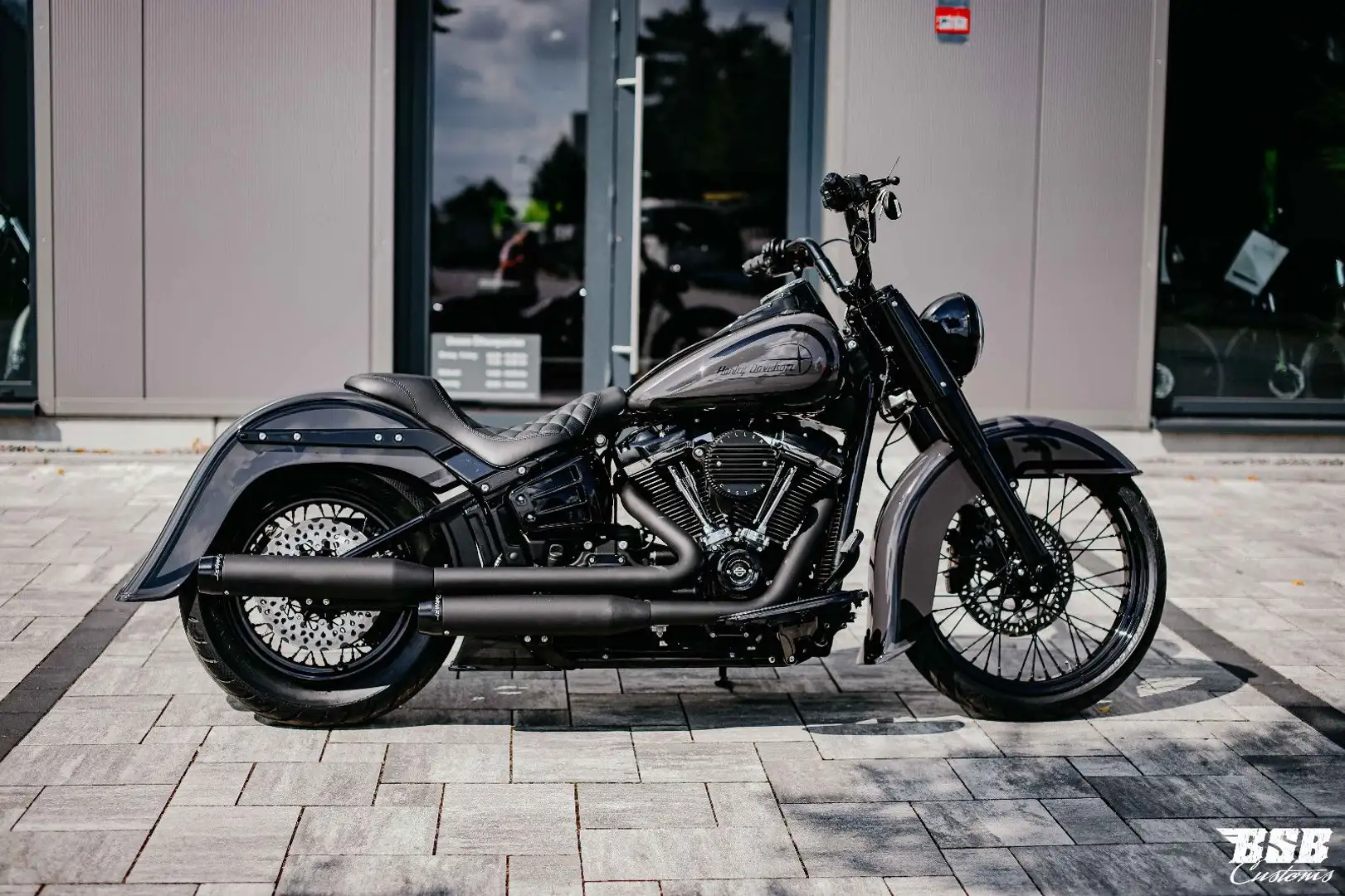 Harley-Davidson Heritage 107 CUI / JEKILL & HYDE -CHICANO STYLE Noir - 1