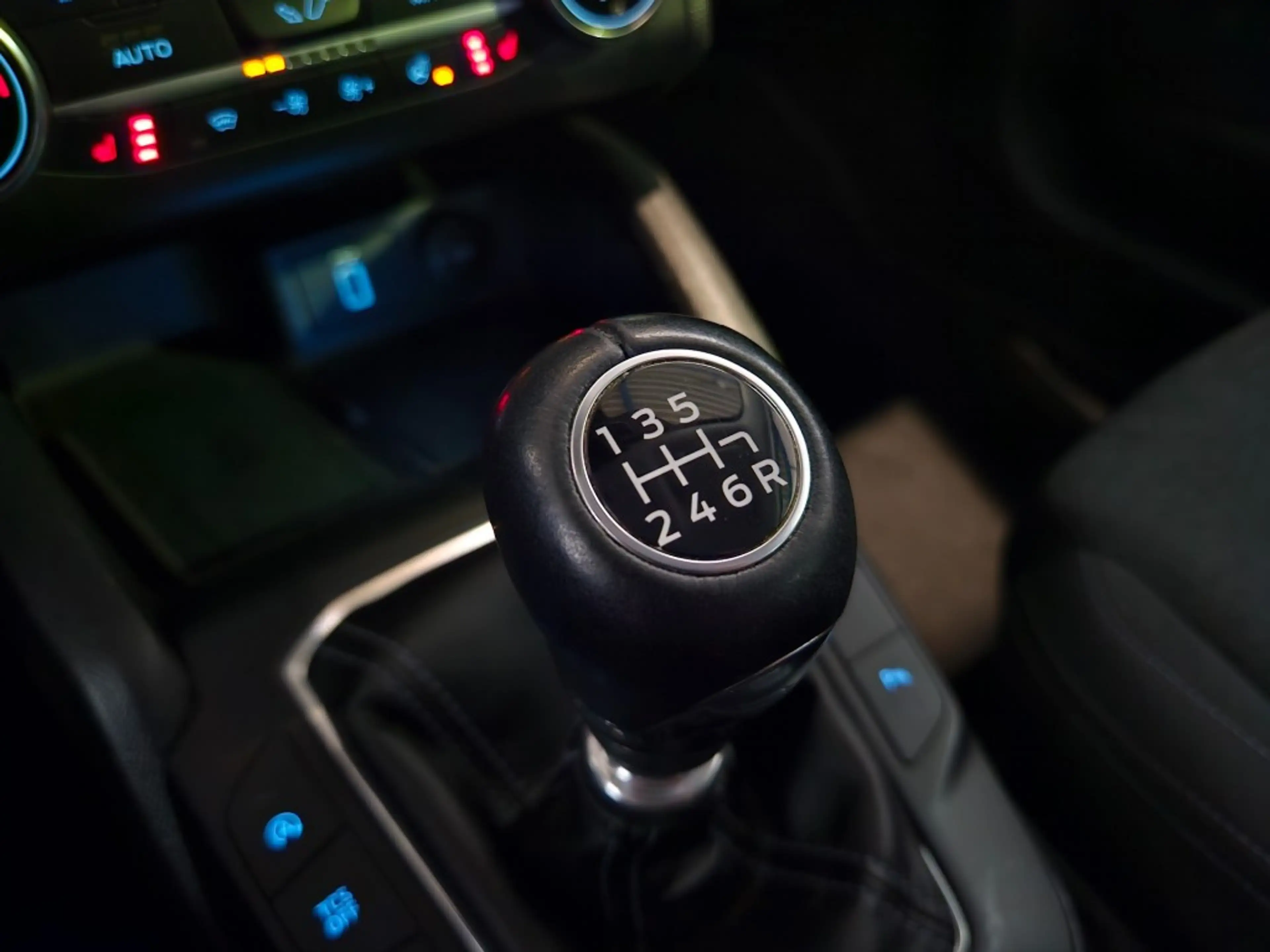 Ford Focus Wagon 1.0 EcoBoost Hybrid Active Business / Trekha — photo 34