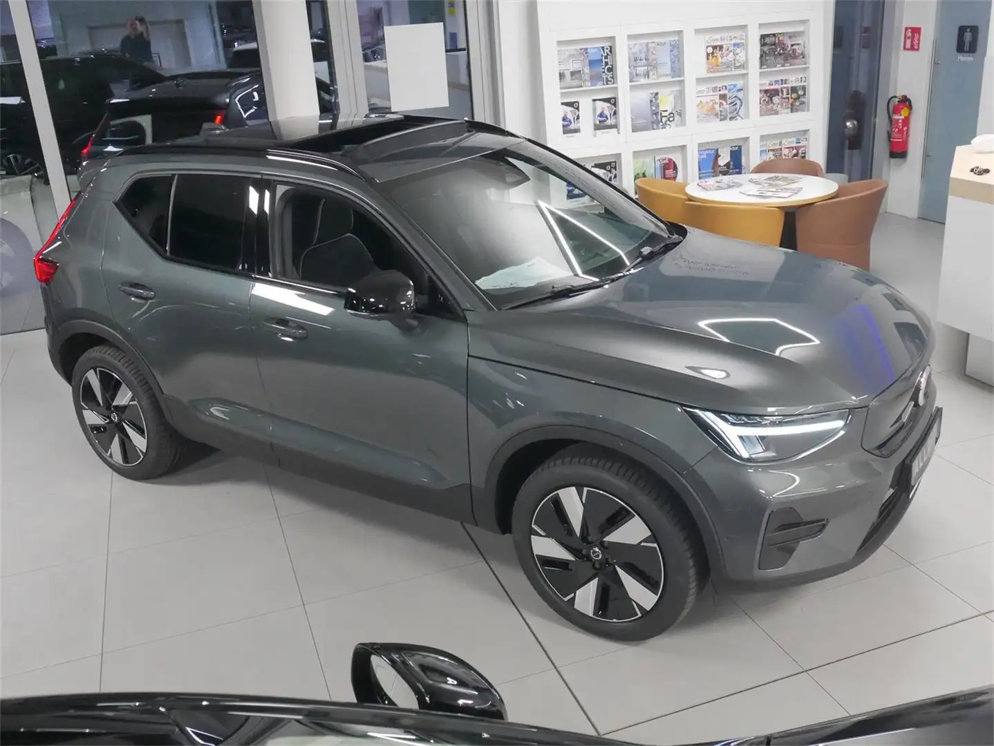 Volvo EX40 Twin Motor Plus Dark Vert - 2