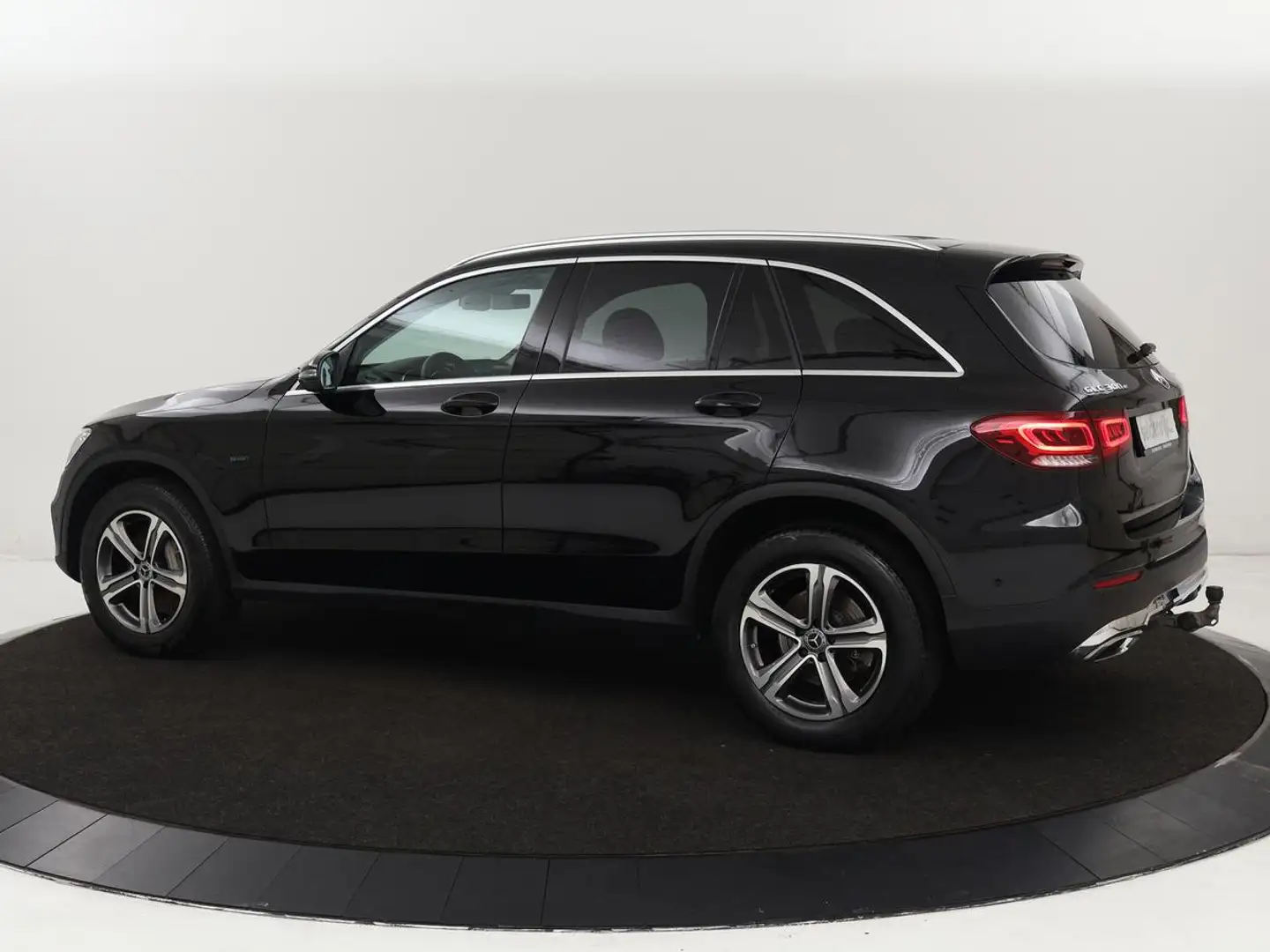 Mercedes-Benz GLC 300 300e 4Matic | Adaptive cruise | Trekhaak | Carplay Zwart - 2
