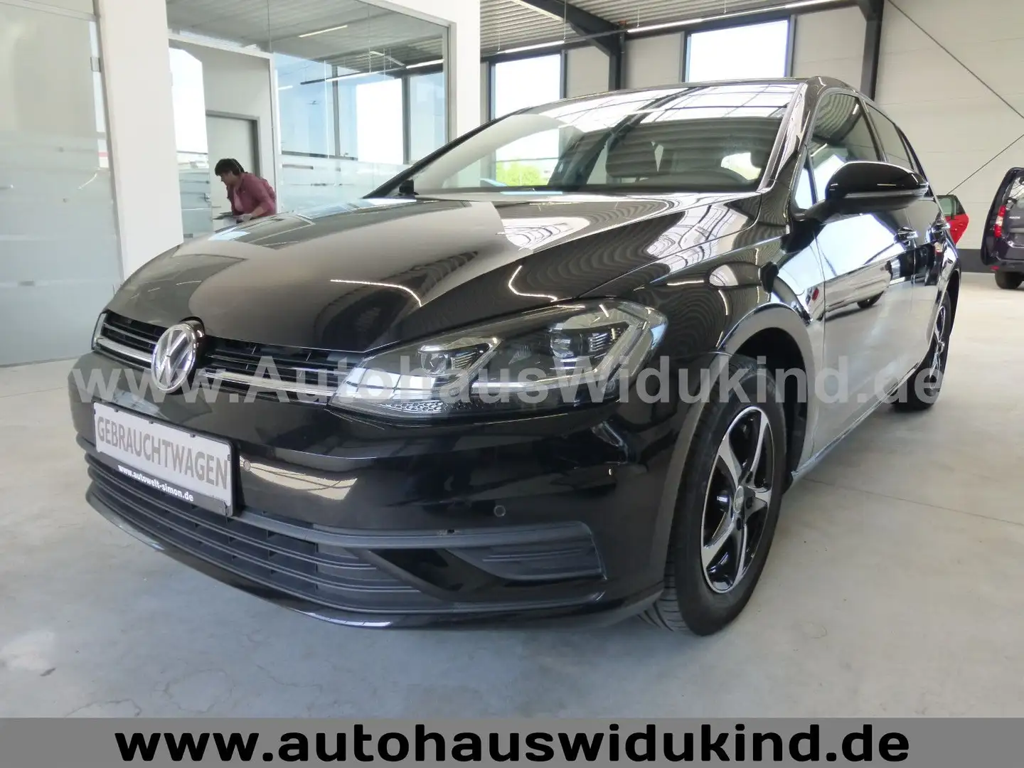 Volkswagen Golf VII Lim. Trendline BMT/Start-Stopp 5 türig Schwarz - 1
