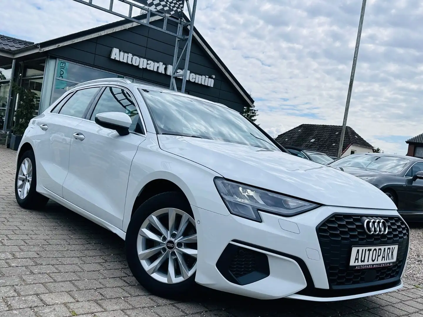 Audi A3 Sportback 30 TFSI*LED*LEDER*KAMERA*TEMPOMAT* Weiß - 1