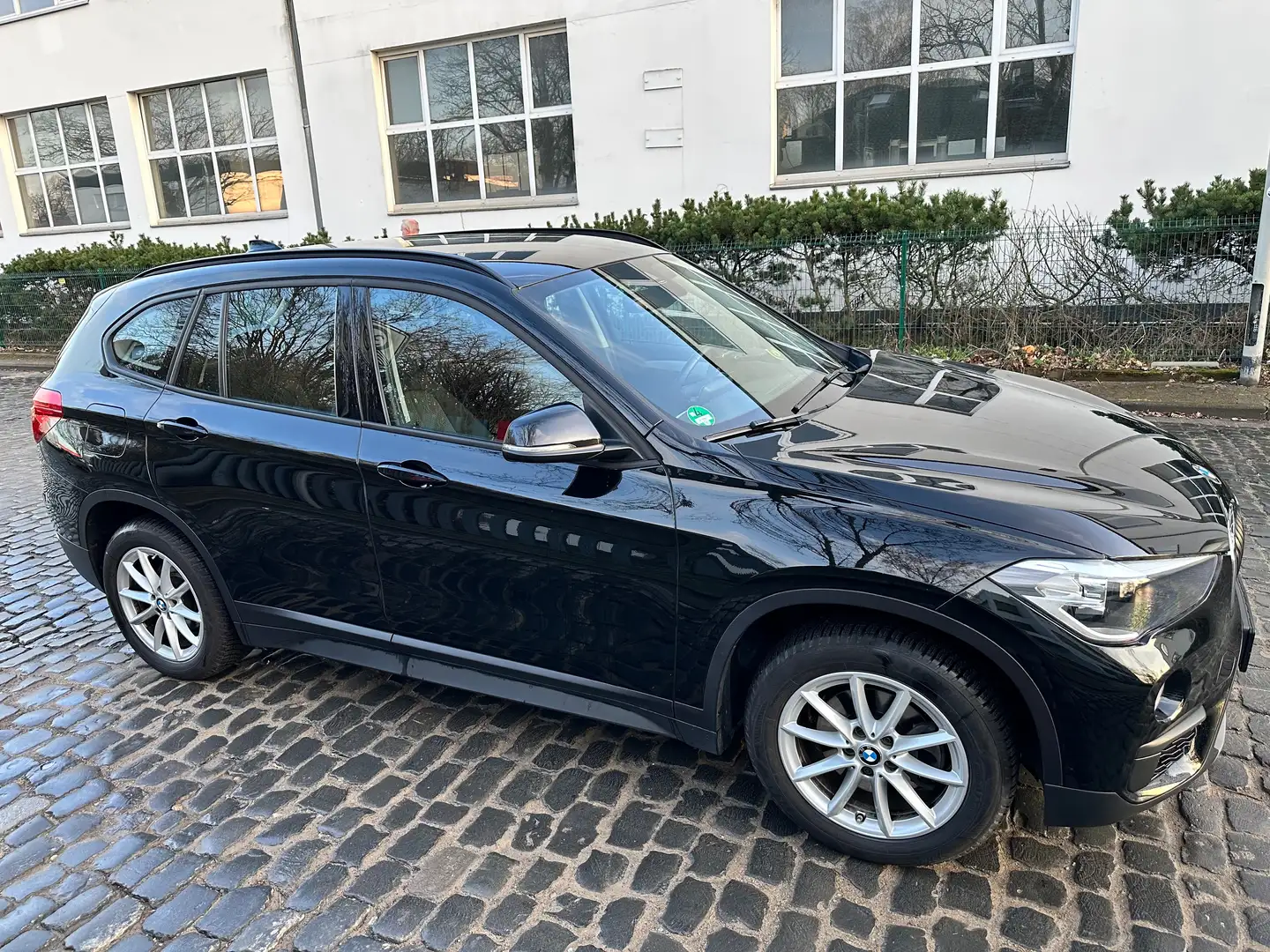 BMW X1 X1 sDrive18i Aut. Schwarz - 2