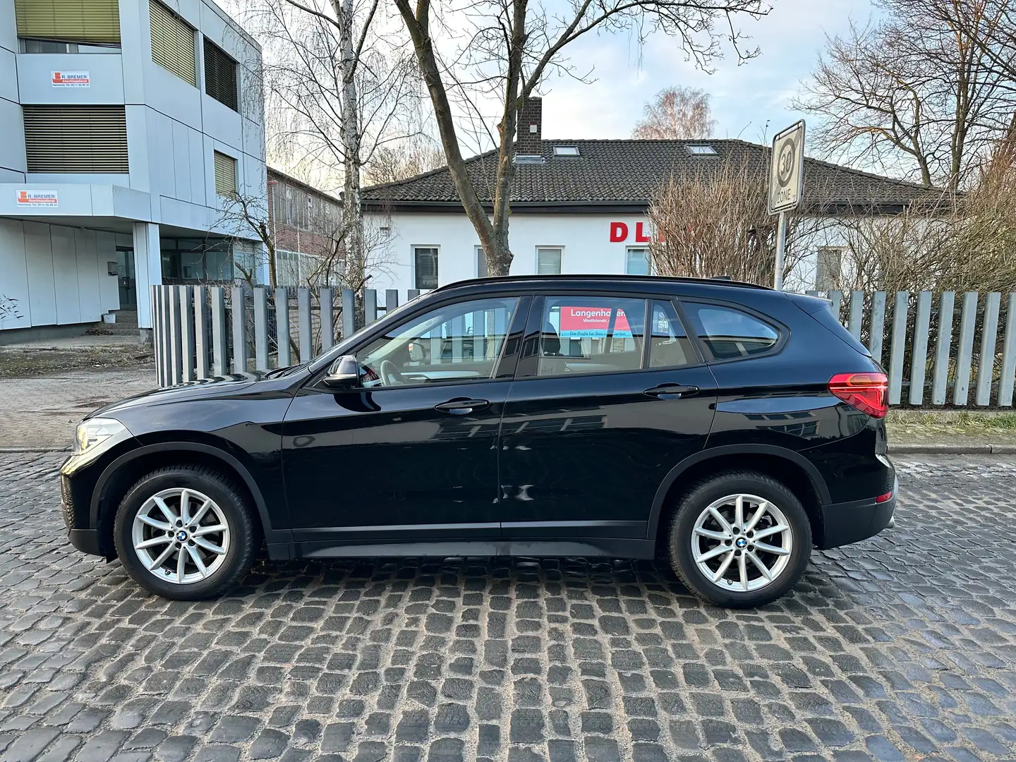 BMW X1 X1 sDrive18i Aut. Schwarz - 1