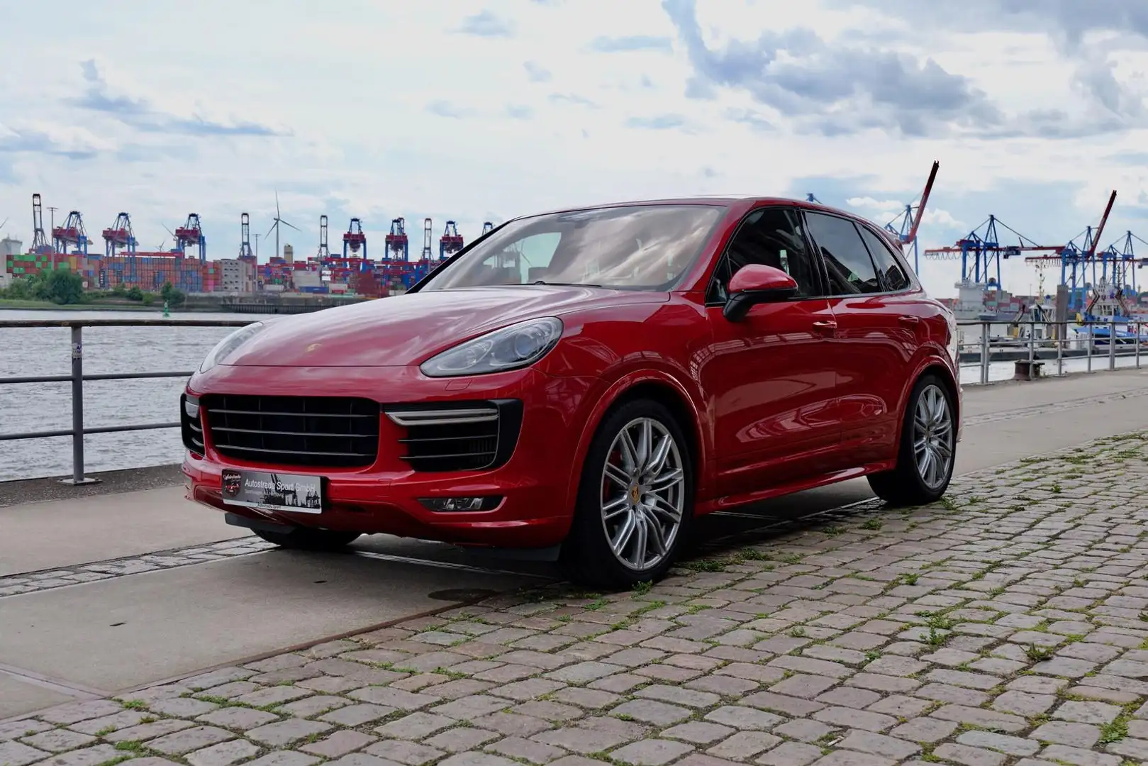 Porsche Cayenne GTS Soft Close Panorama Adaptive Sportsitze Rood - 1