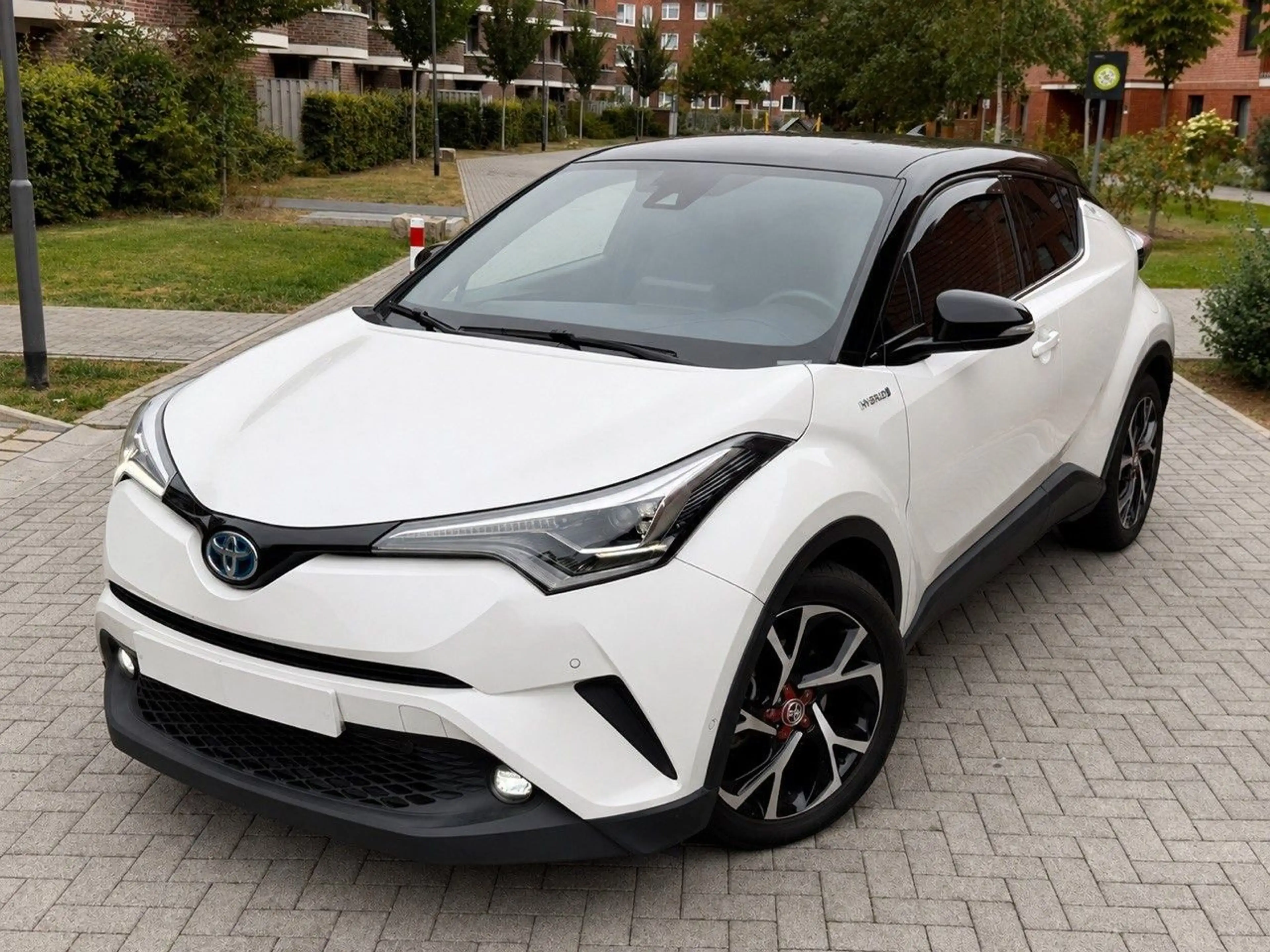 Toyota C-HR Hybrid Style Selection — photo 4