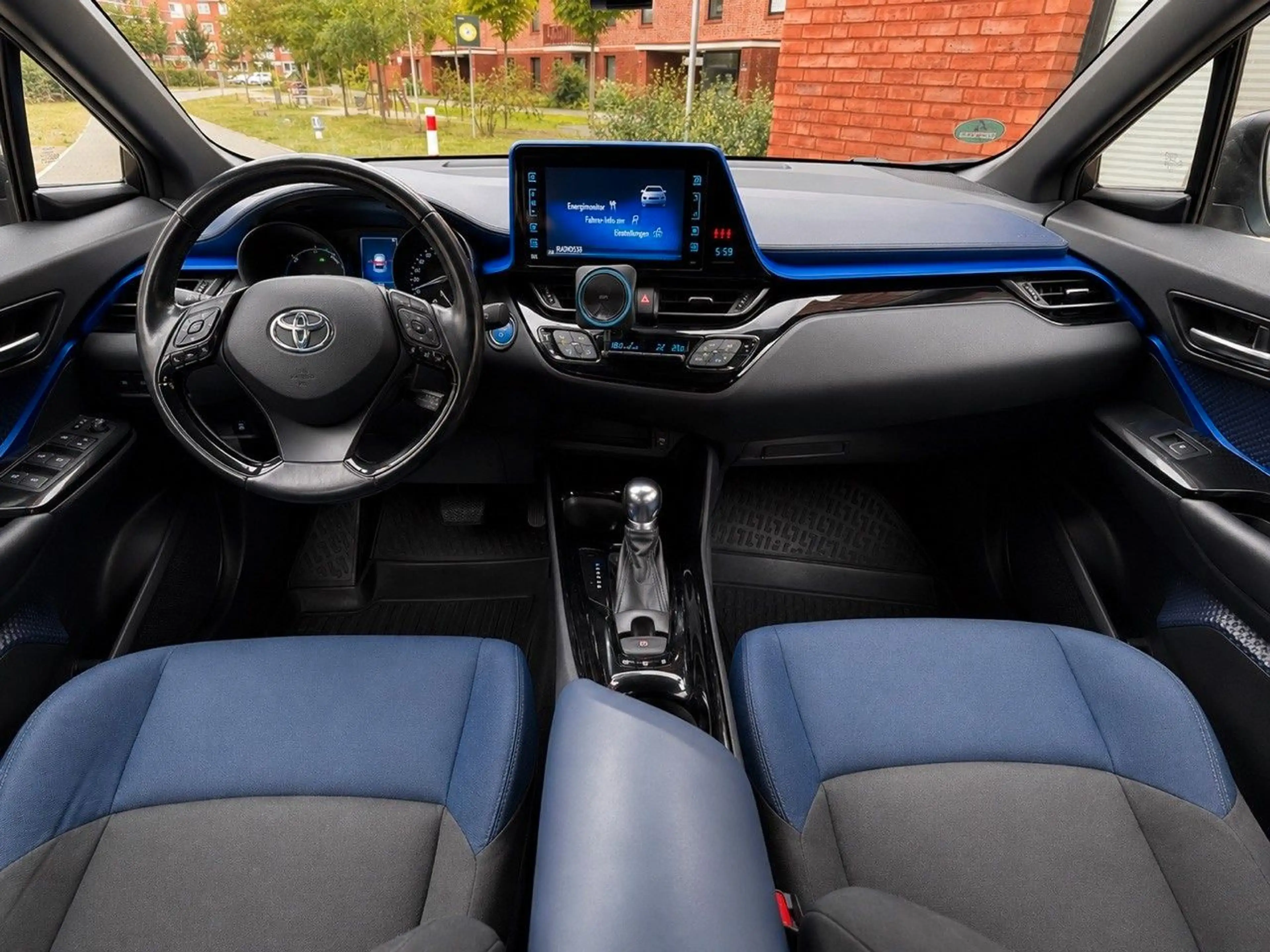 Toyota C-HR Hybrid Style Selection — photo 10