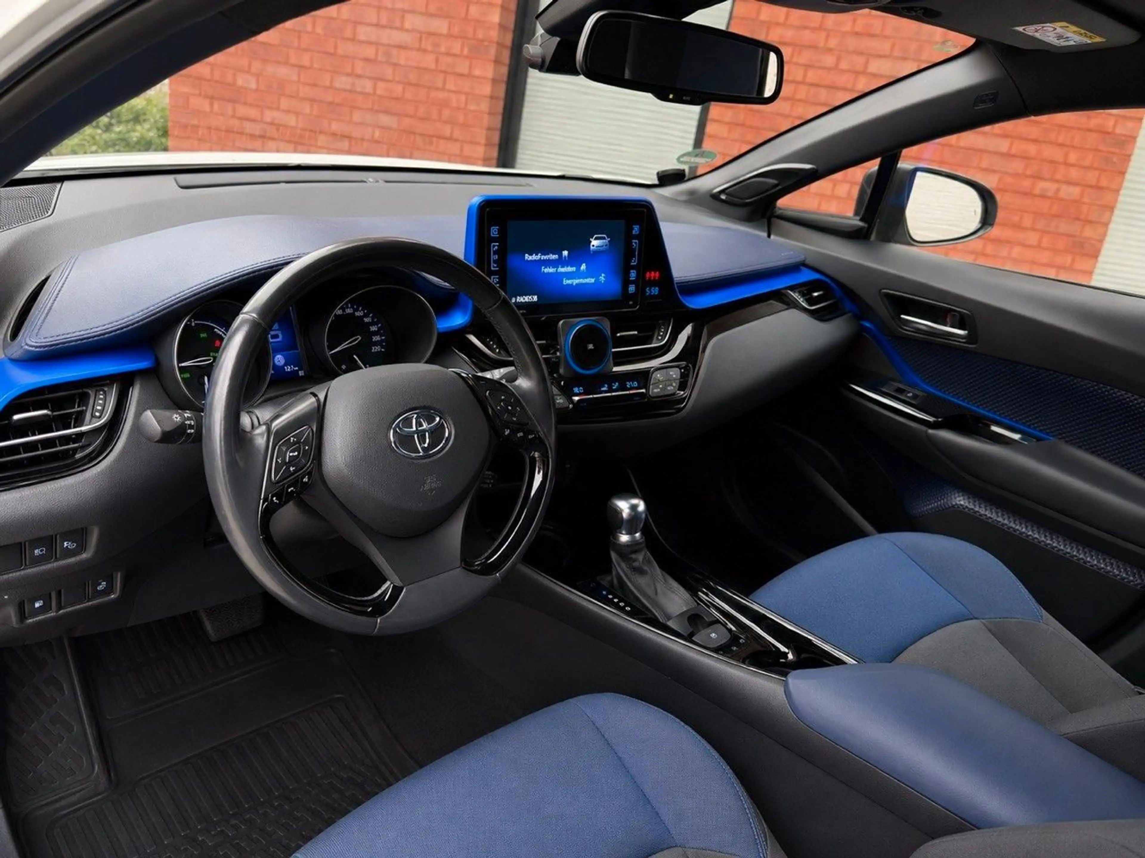 Toyota C-HR Hybrid Style Selection — photo 11