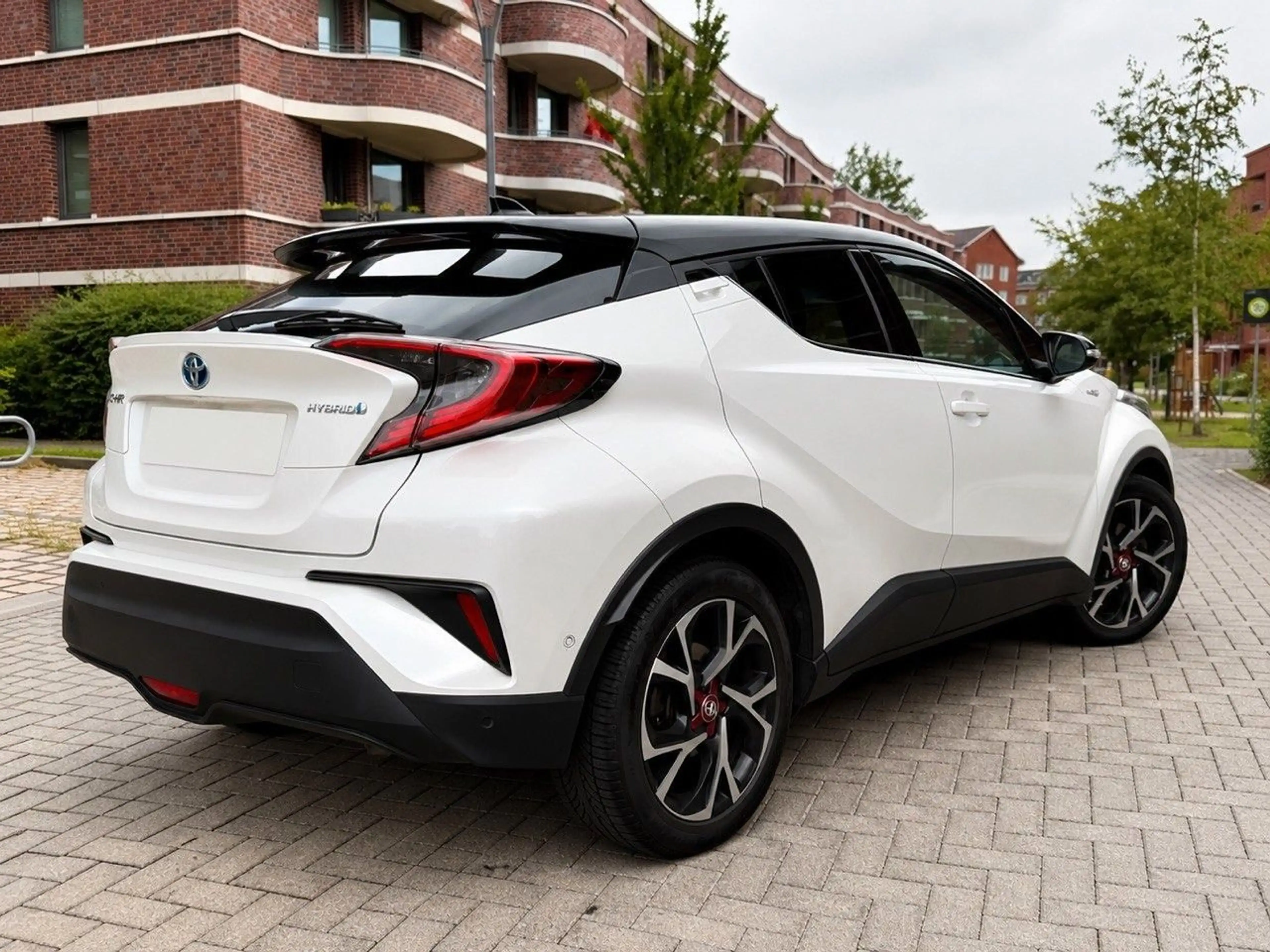Toyota C-HR Hybrid Style Selection — photo 7