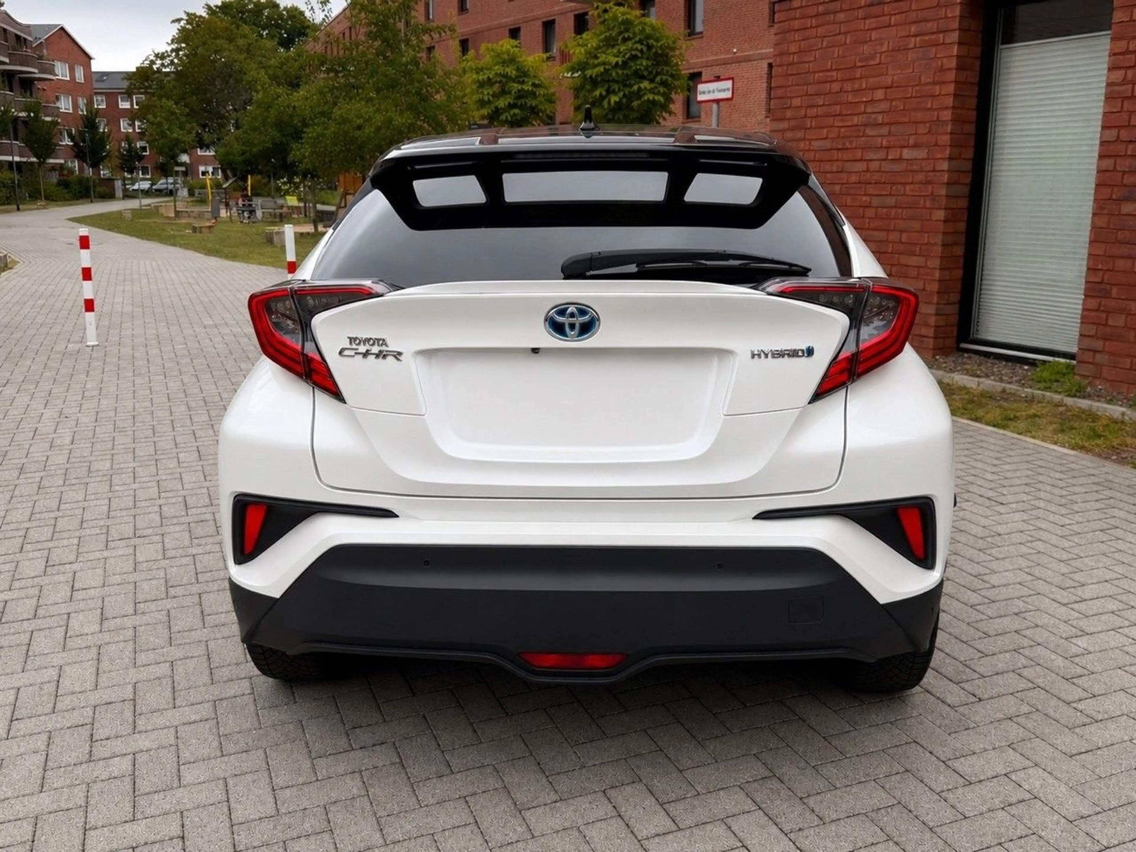Toyota C-HR Hybrid Style Selection — photo 6