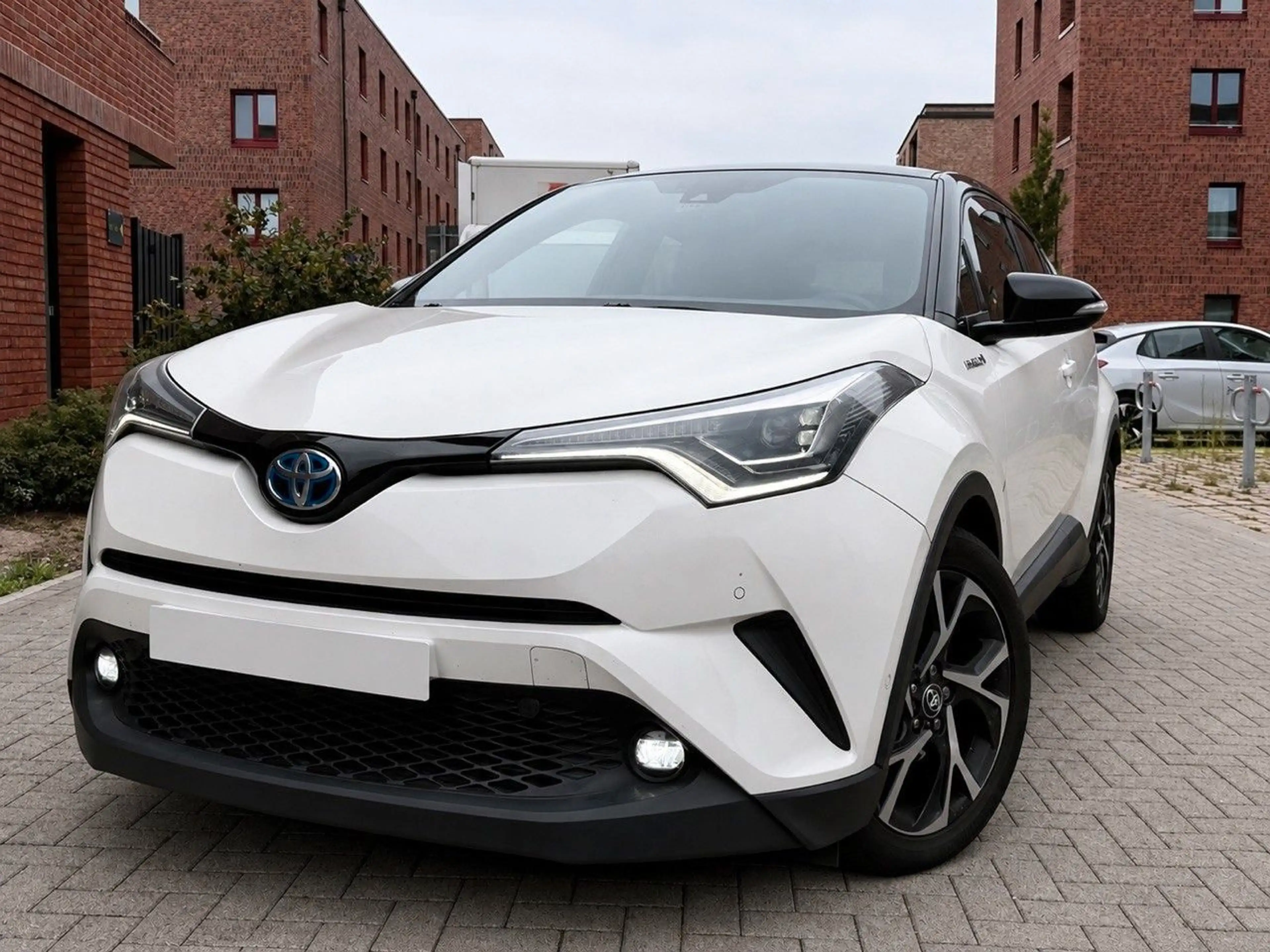 Toyota C-HR Hybrid Style Selection — photo 3
