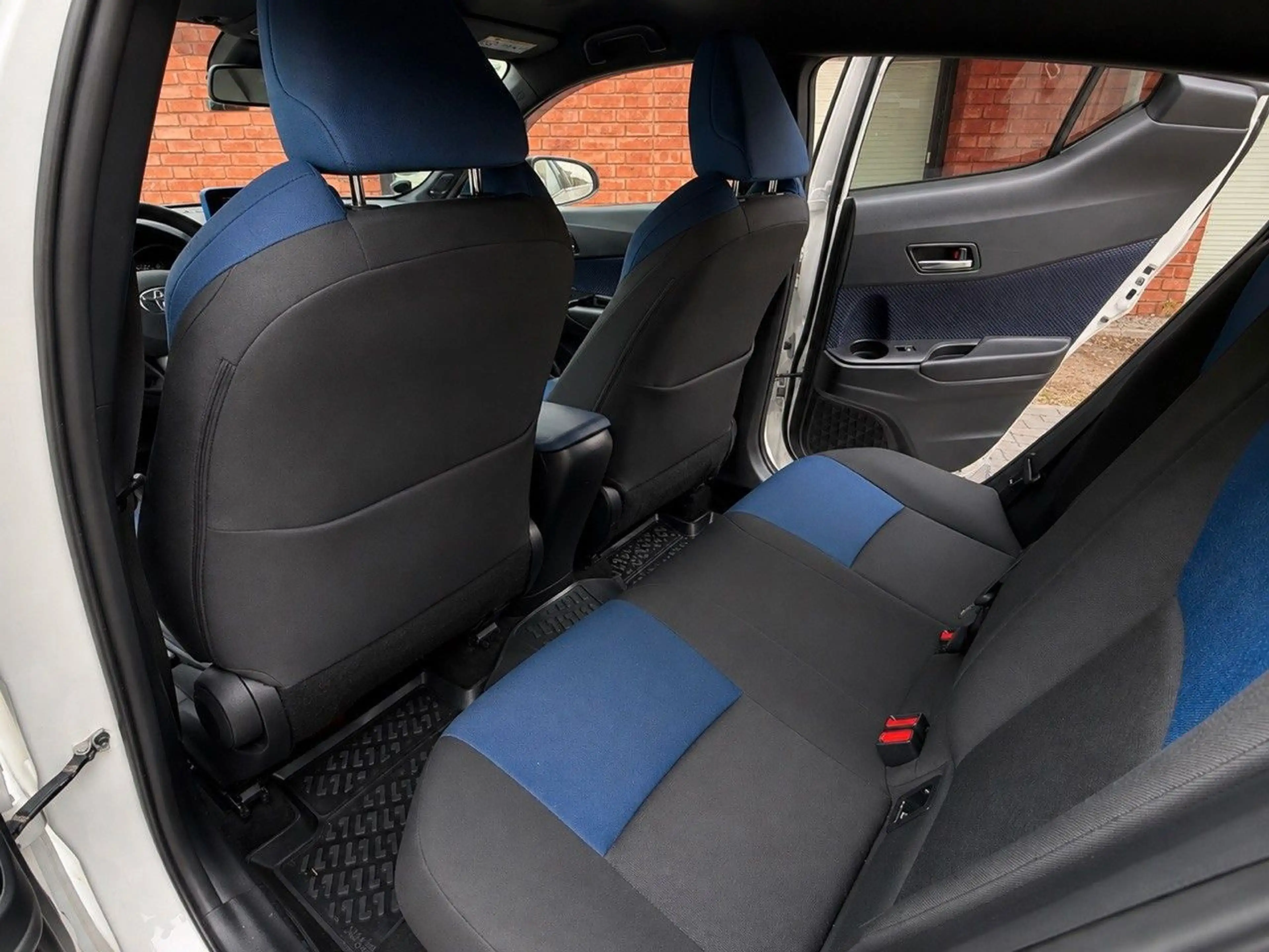 Toyota C-HR Hybrid Style Selection — photo 15