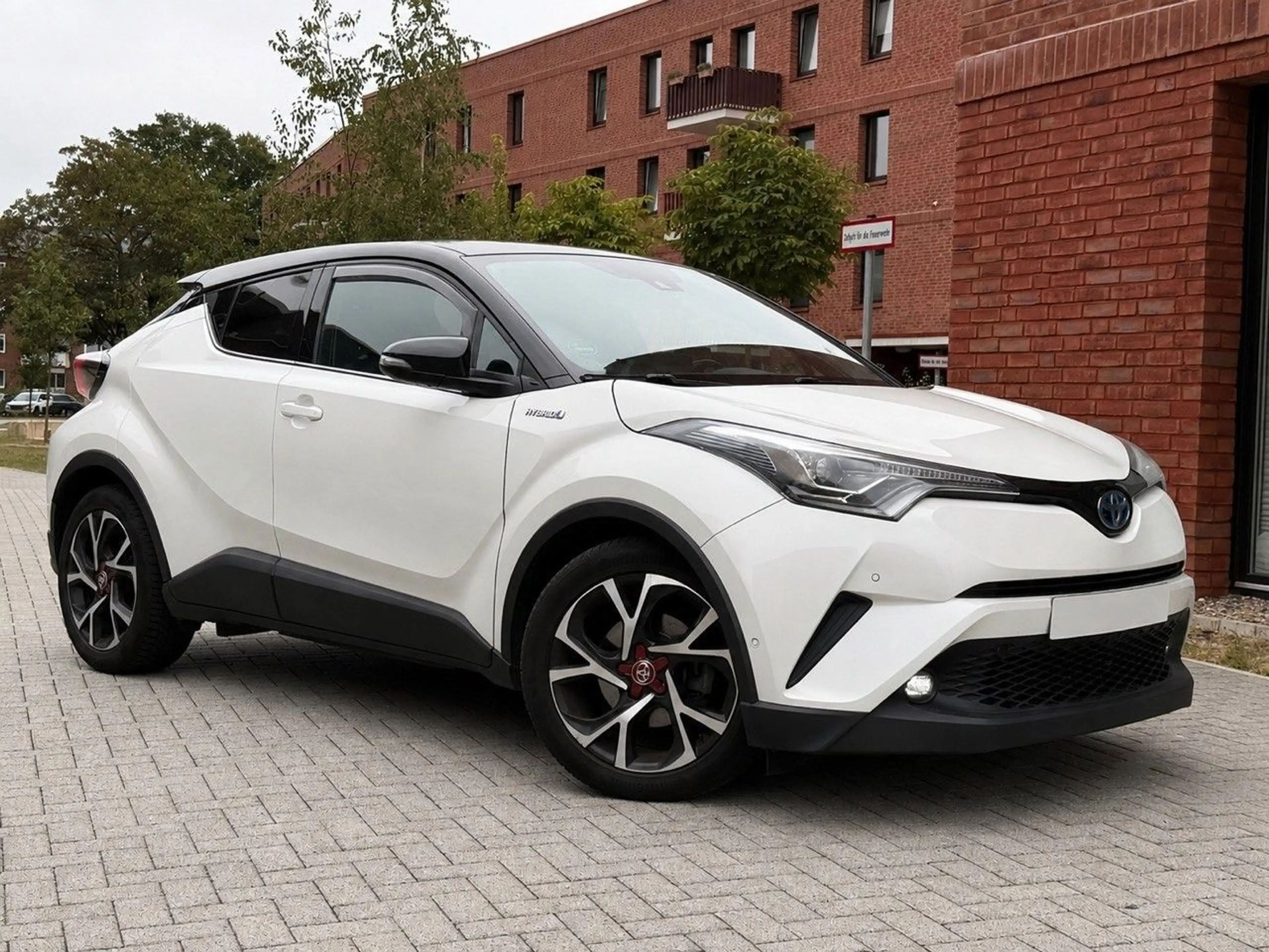 Toyota C-HR Hybrid Style Selection — photo 2