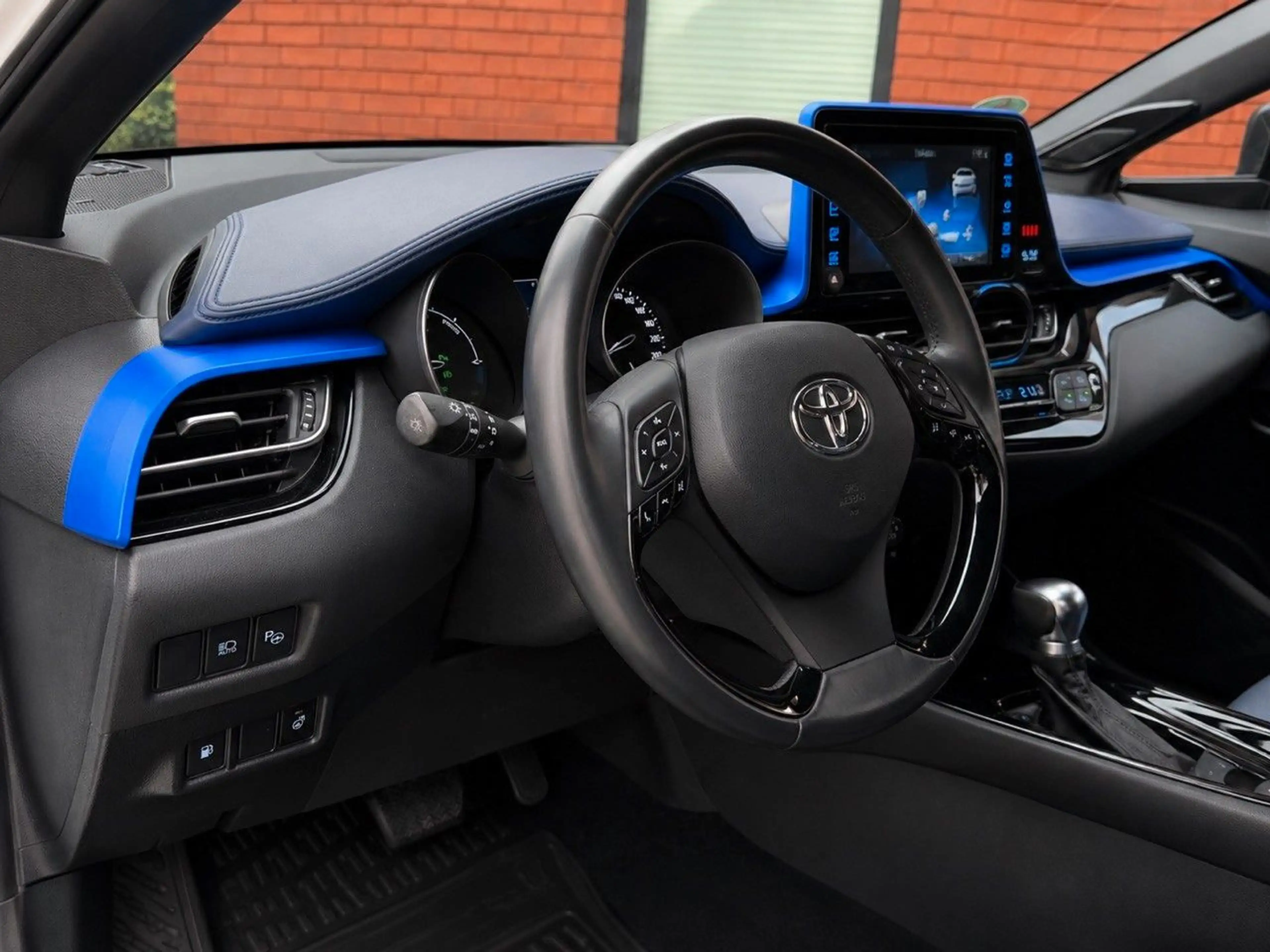 Toyota C-HR Hybrid Style Selection — photo 13