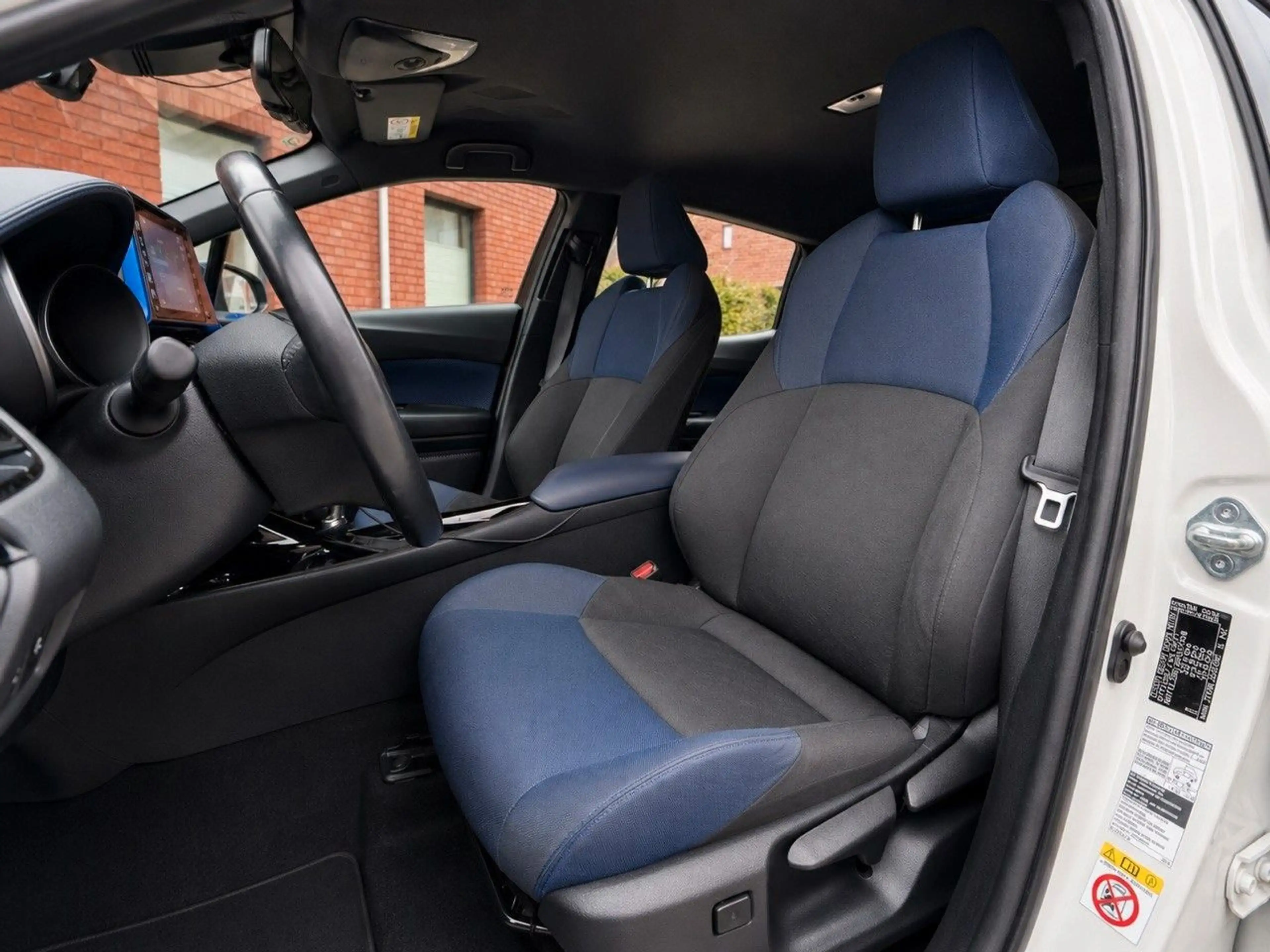 Toyota C-HR Hybrid Style Selection — photo 14