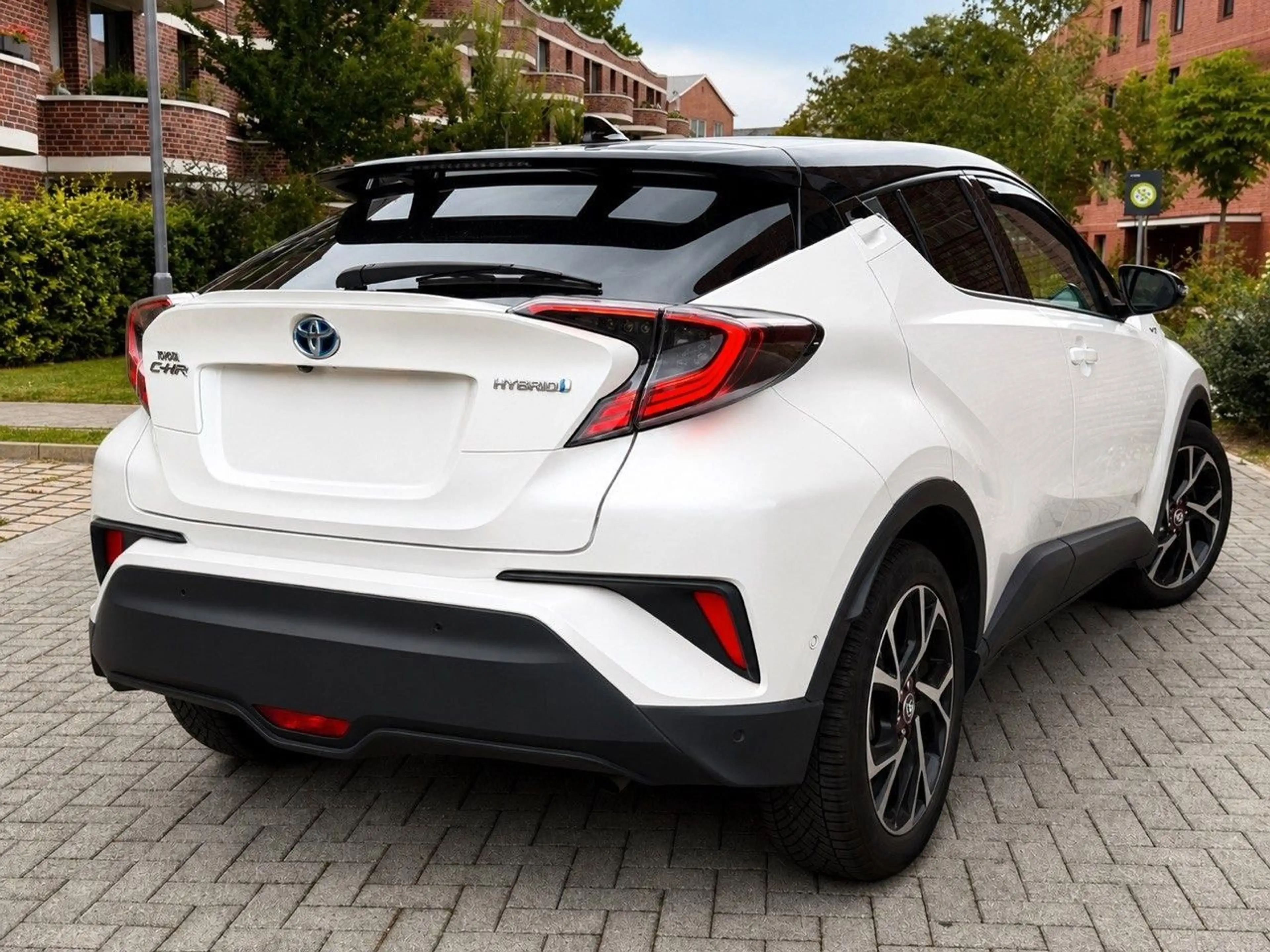 Toyota C-HR Hybrid Style Selection — photo 8