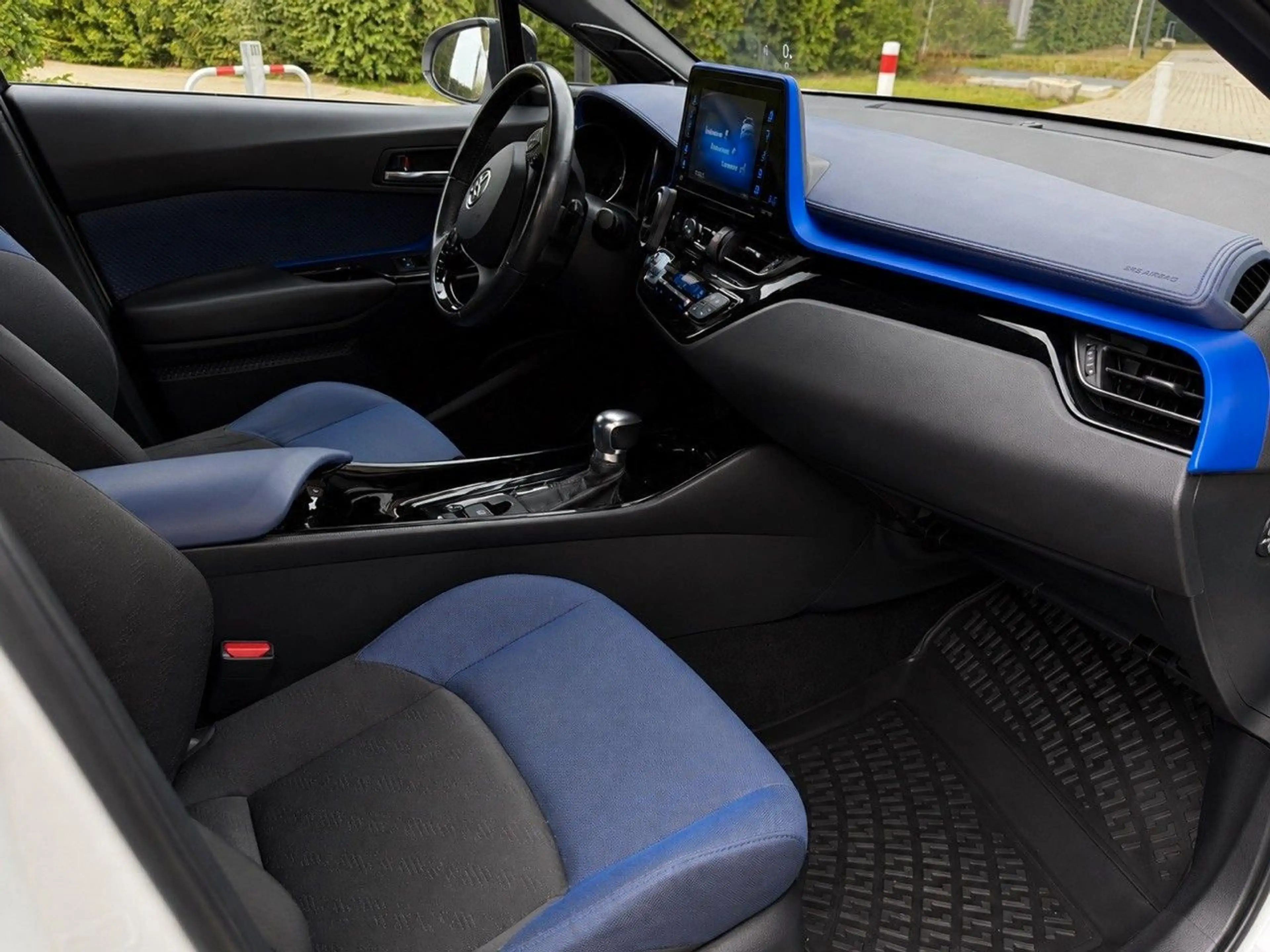 Toyota C-HR Hybrid Style Selection — photo 12