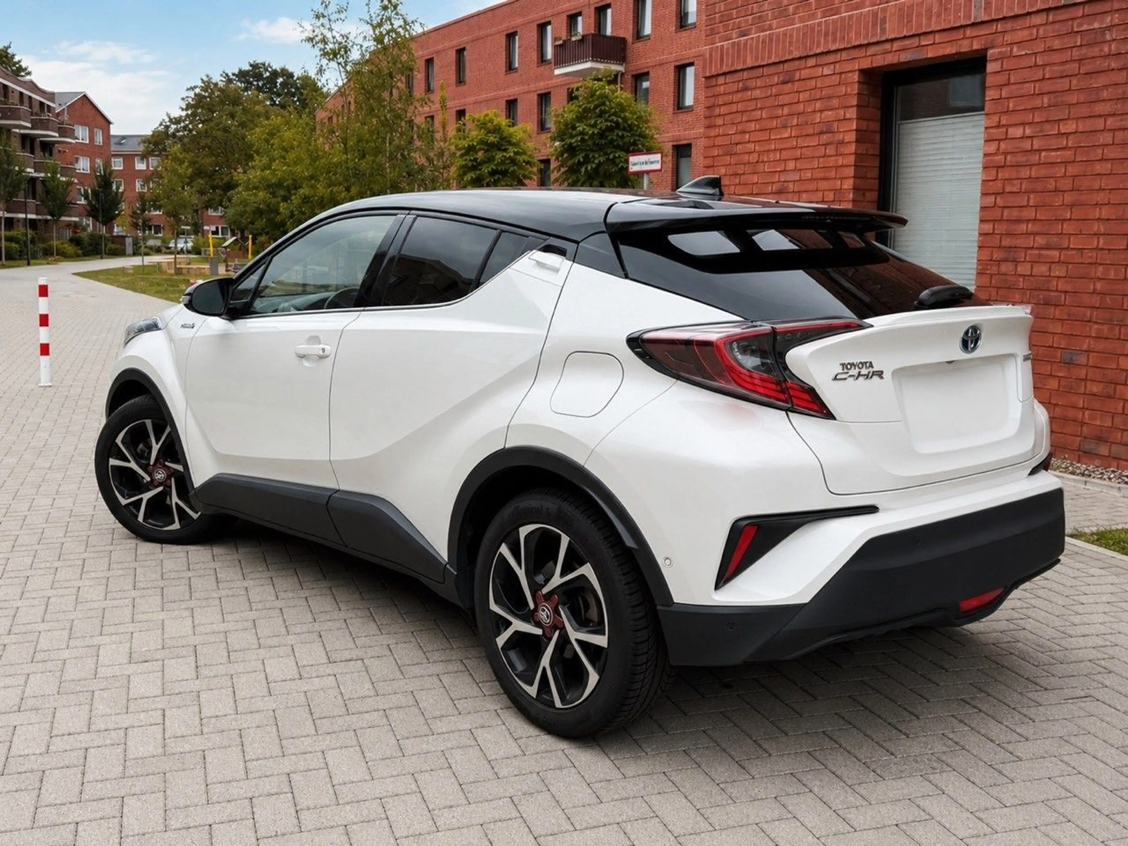 Toyota C-HR Hybrid Style Selection — photo 9