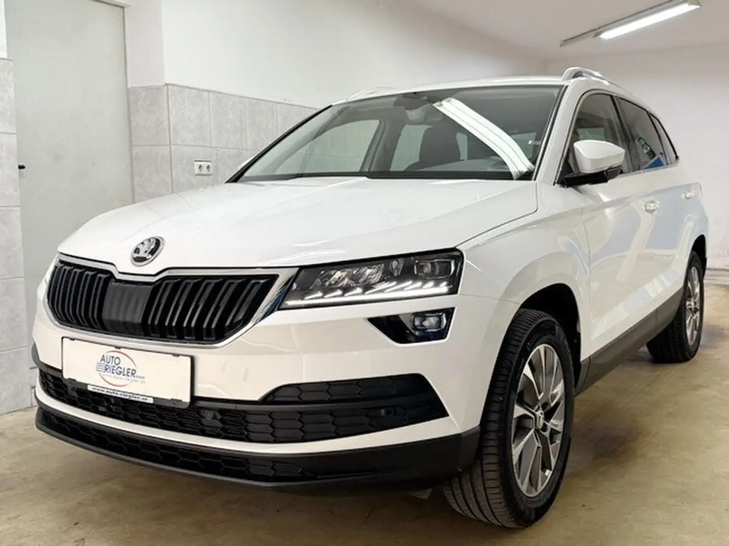Skoda Karoq Ambition 4x4 ''LED-Navi-Virtual-Kamera-AHK'' Weiß - 1