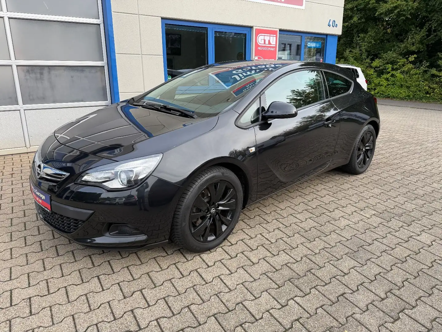 Opel Astra J GTC Basis Schwarz - 1