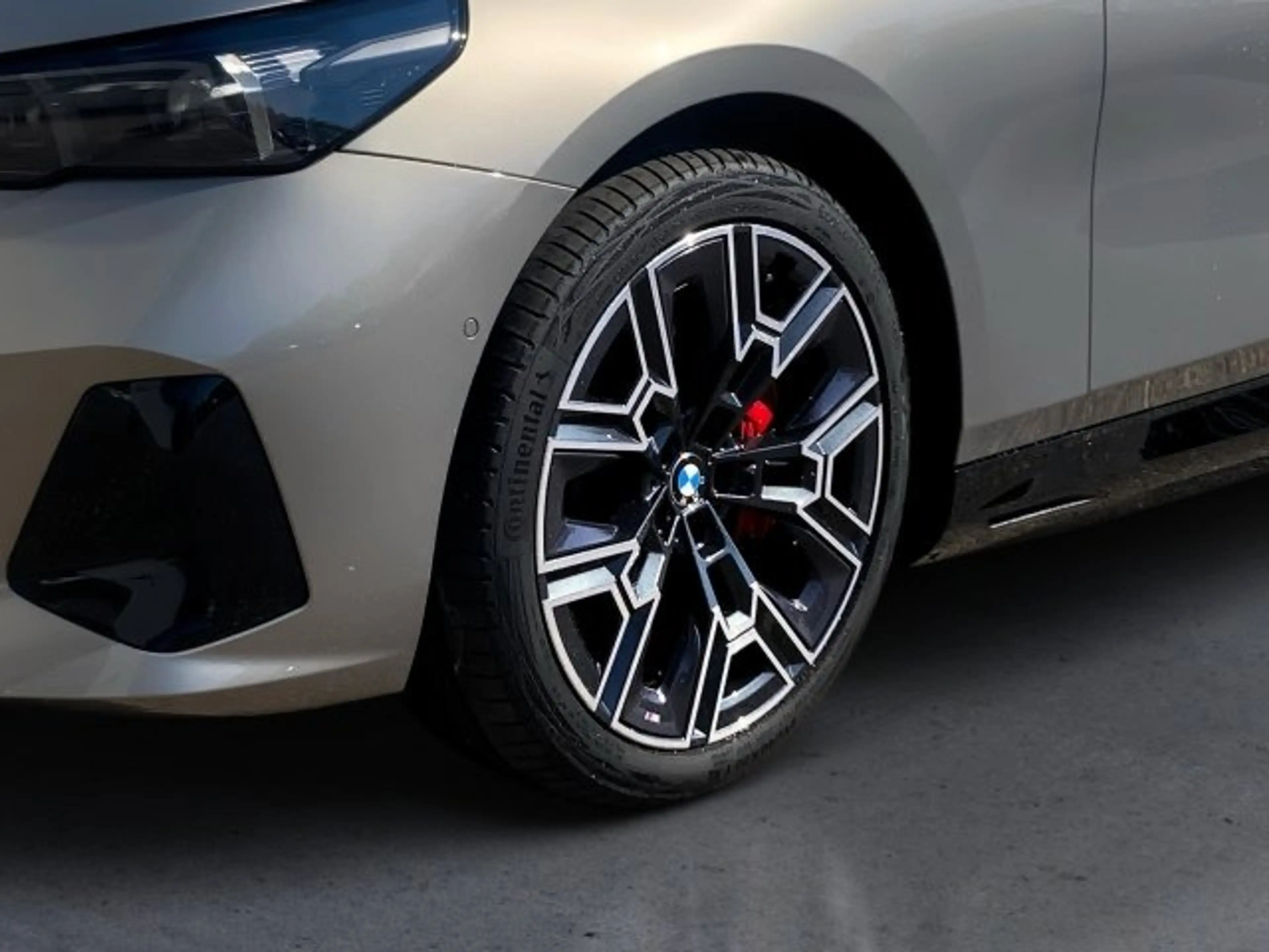 BMW i5 xDrive40 Touring — photo 8