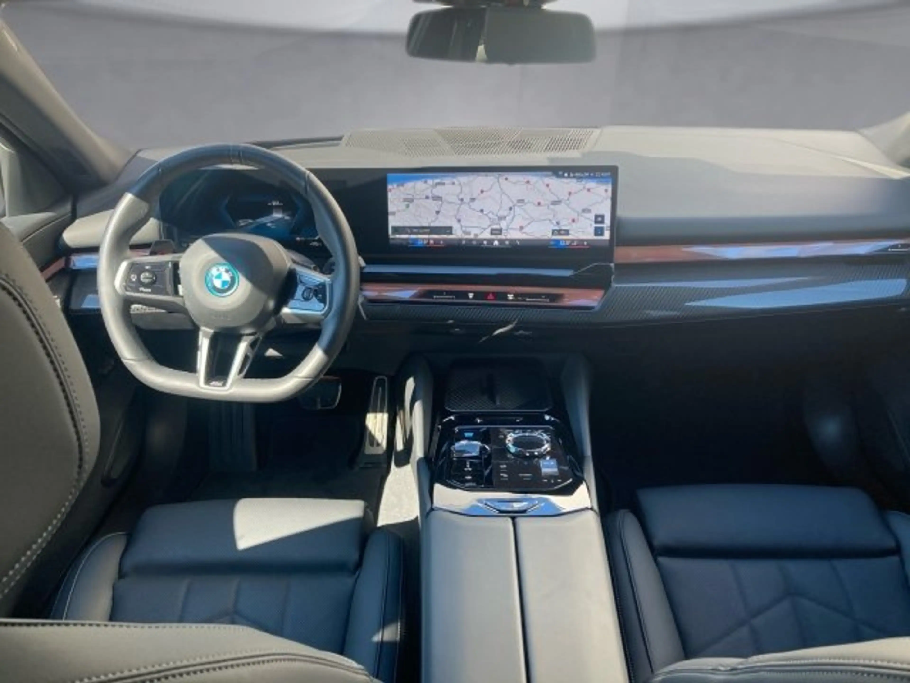 BMW i5 xDrive40 Touring — photo 9