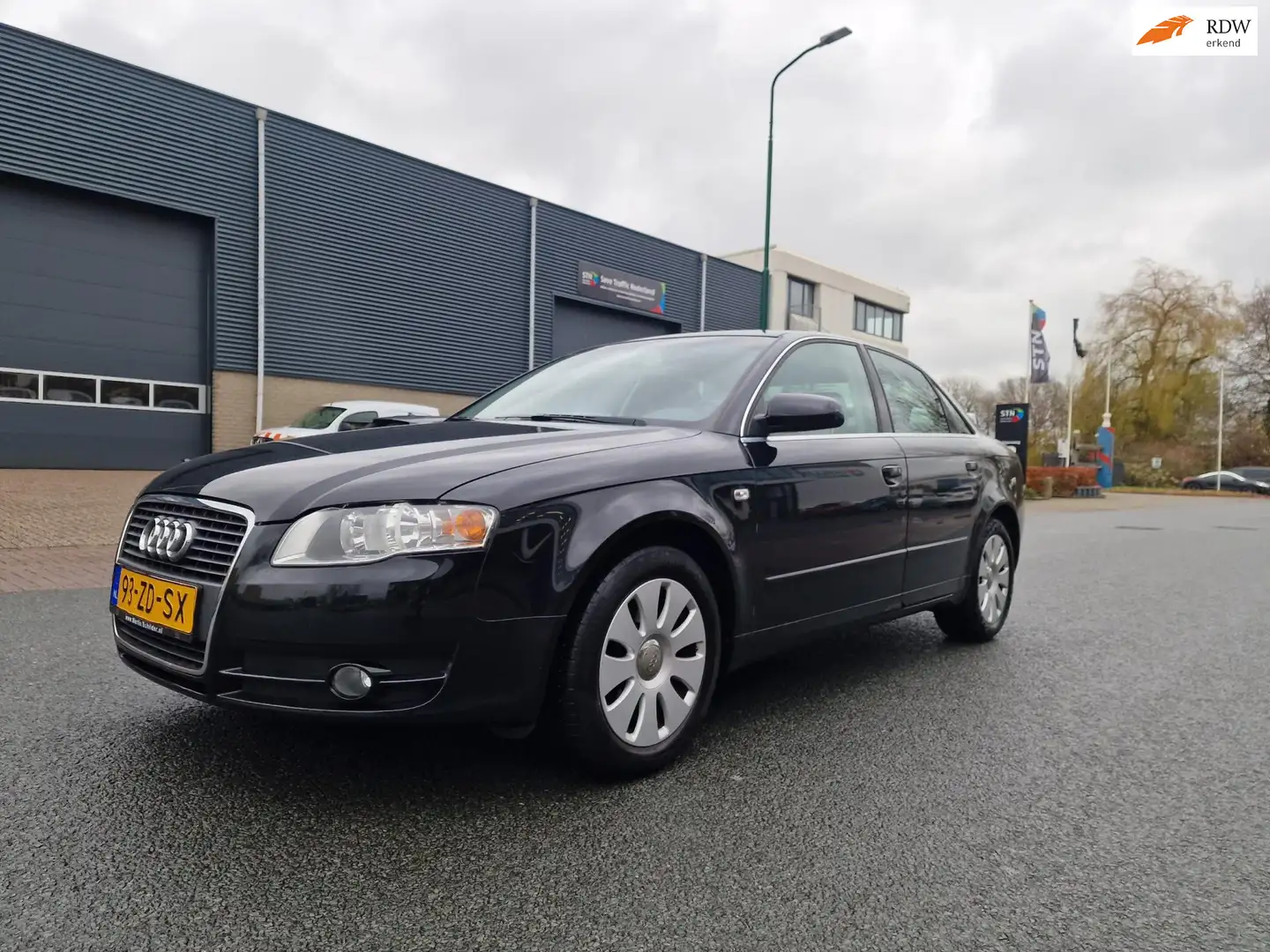 Audi A4 Limousine 1.6 Advance NAVI PSENSOR CRUISE 2 X SLEU Zwart - 1
