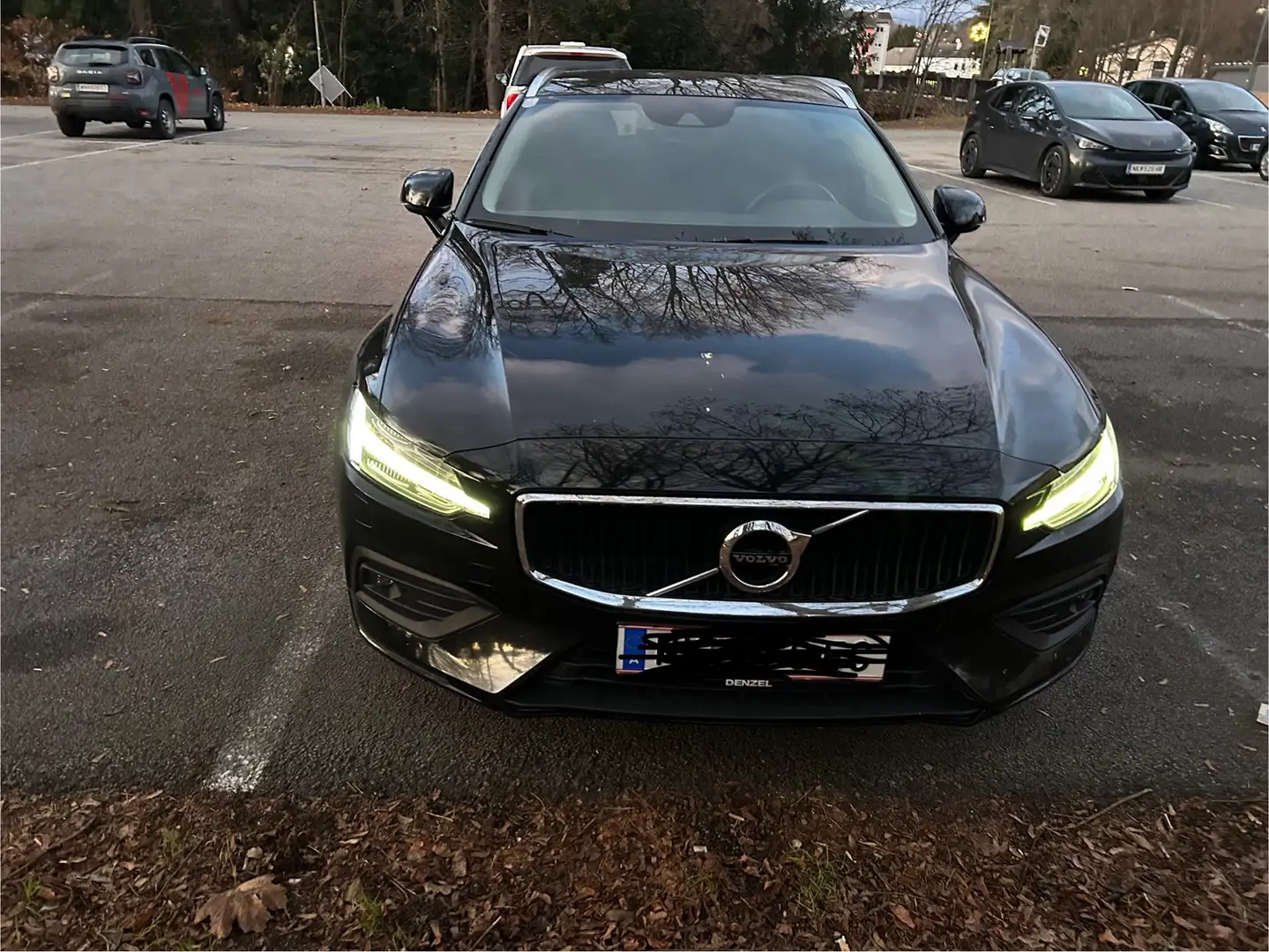 Volvo V60 D3 Momentum Geartronic Schwarz - 2