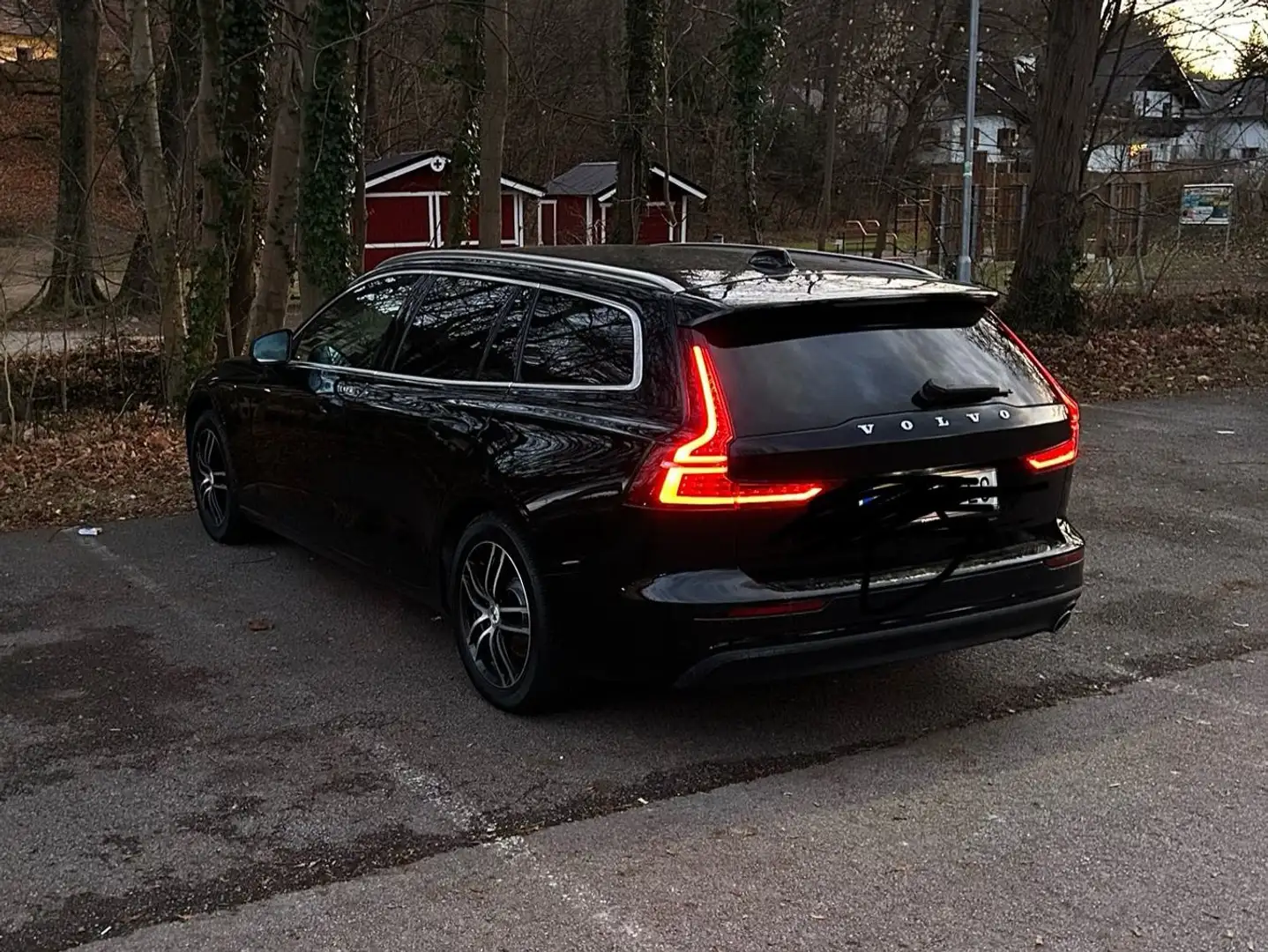 Volvo V60 D3 Momentum Geartronic Schwarz - 1