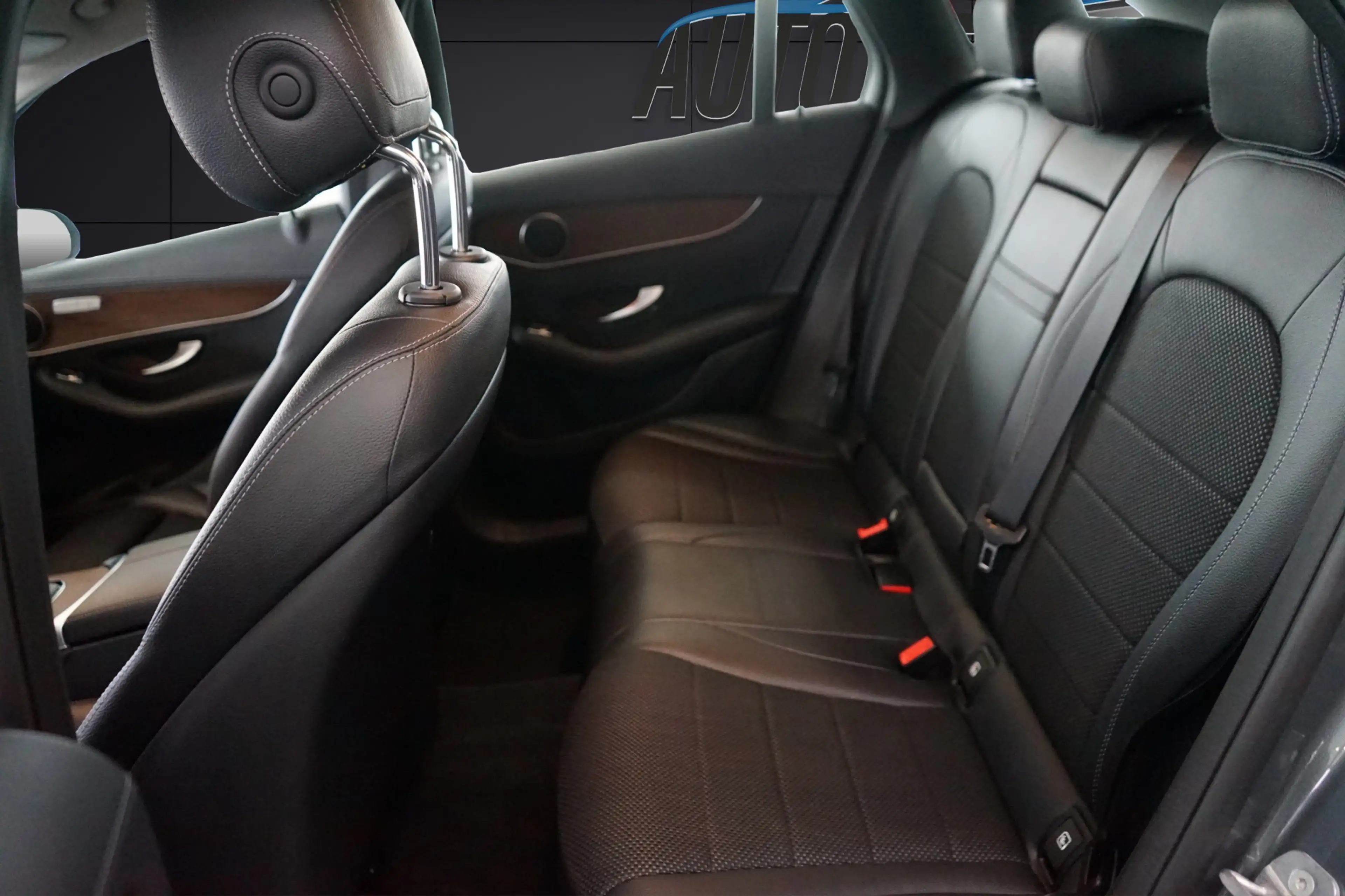 Mercedes-Benz GLC 220 4Matic+ 9G-TRONIC+NAVI+2-Zonen KLIMAAUTOMATIK+ — photo 9