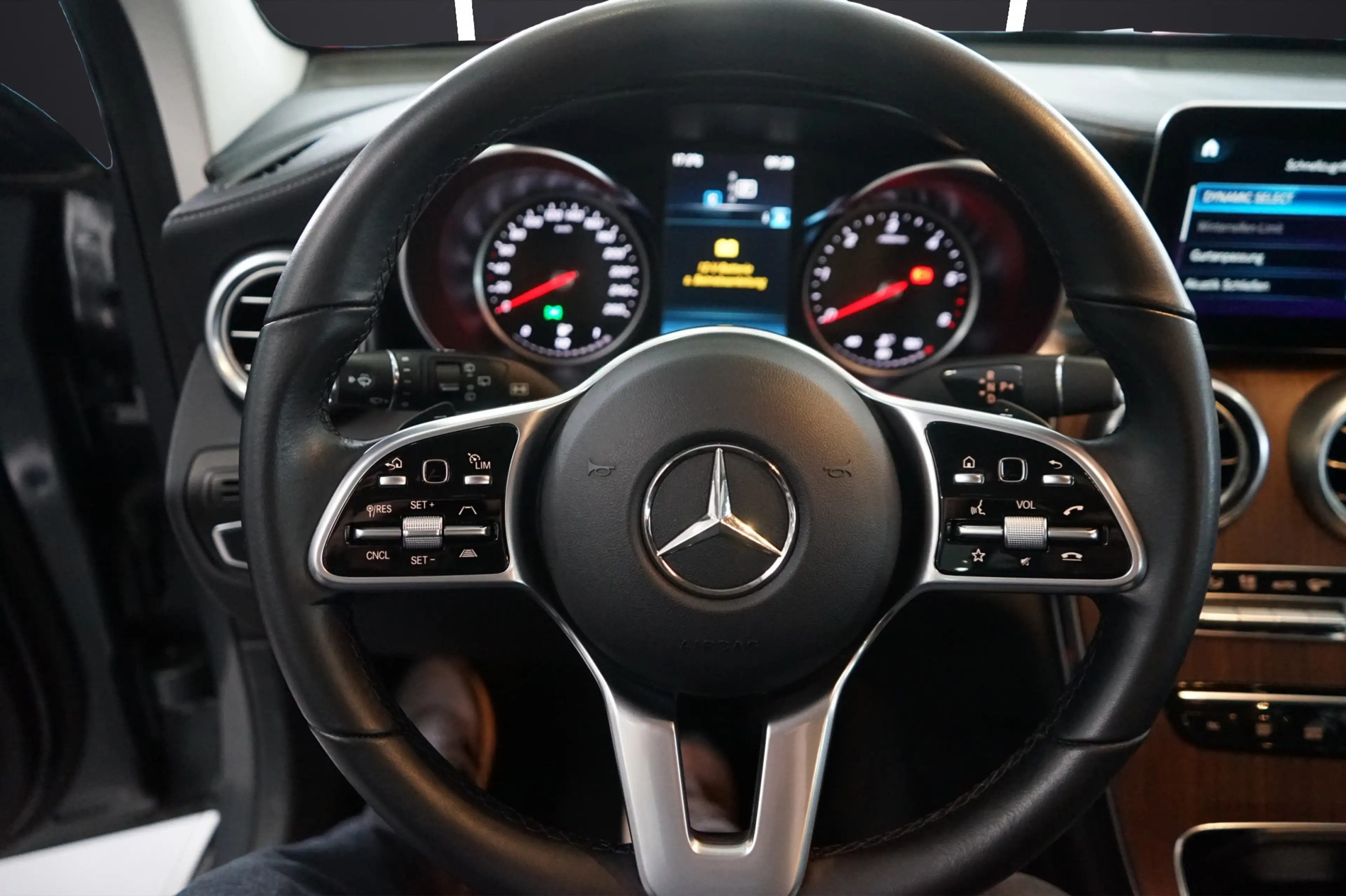 Mercedes-Benz GLC 220 4Matic+ 9G-TRONIC+NAVI+2-Zonen KLIMAAUTOMATIK+ — photo 13
