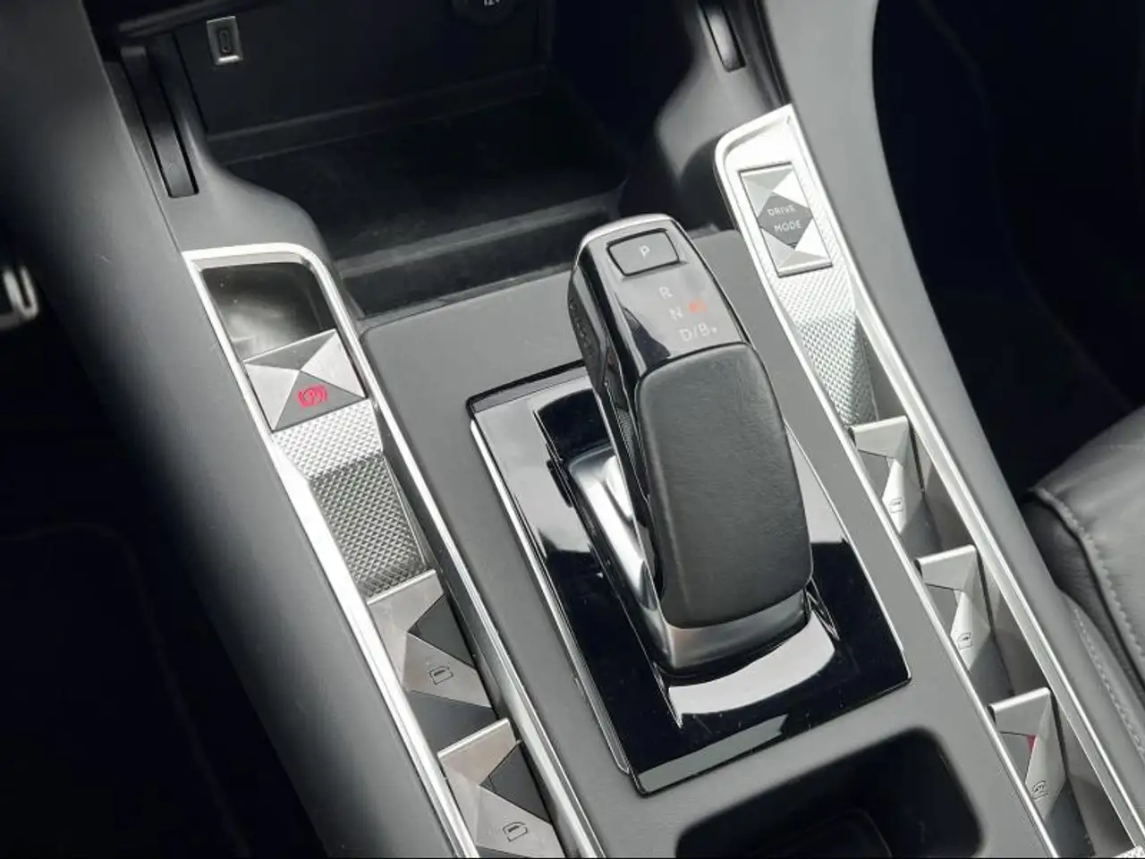 DS Automobiles DS 7 Crossback E-TENSE 225 RIVOLI 16