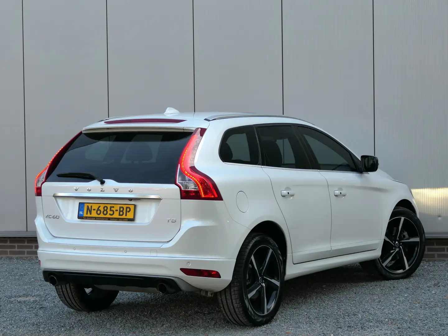 Volvo XC60 2.0 T5 AUT FWD R-Design Panoramadak / Leer / Keyle Wit - 2