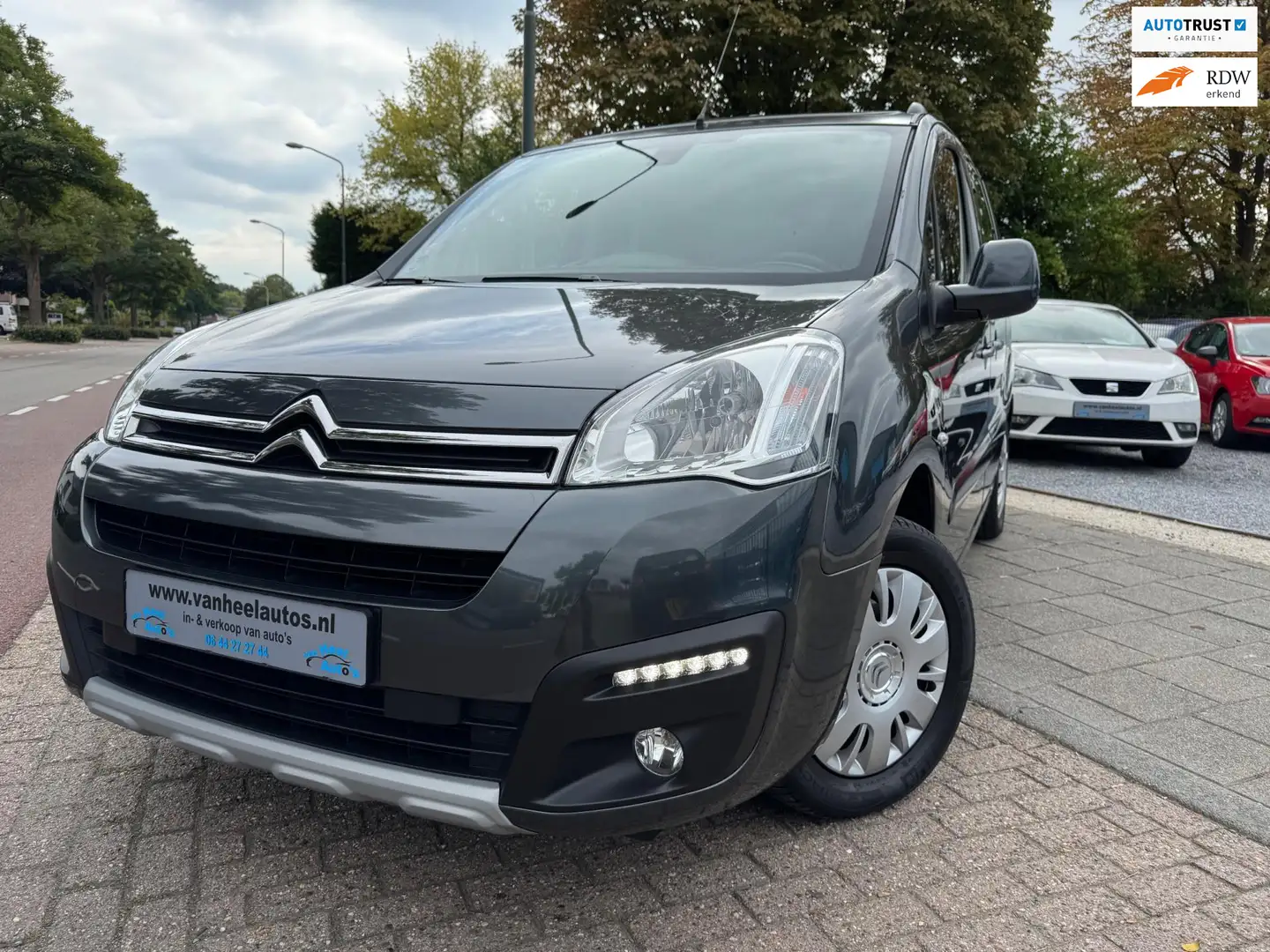Citroen Berlingo 1.2 PureTech A-C Elek Pakket Panorama PDC Led Grijs - 1