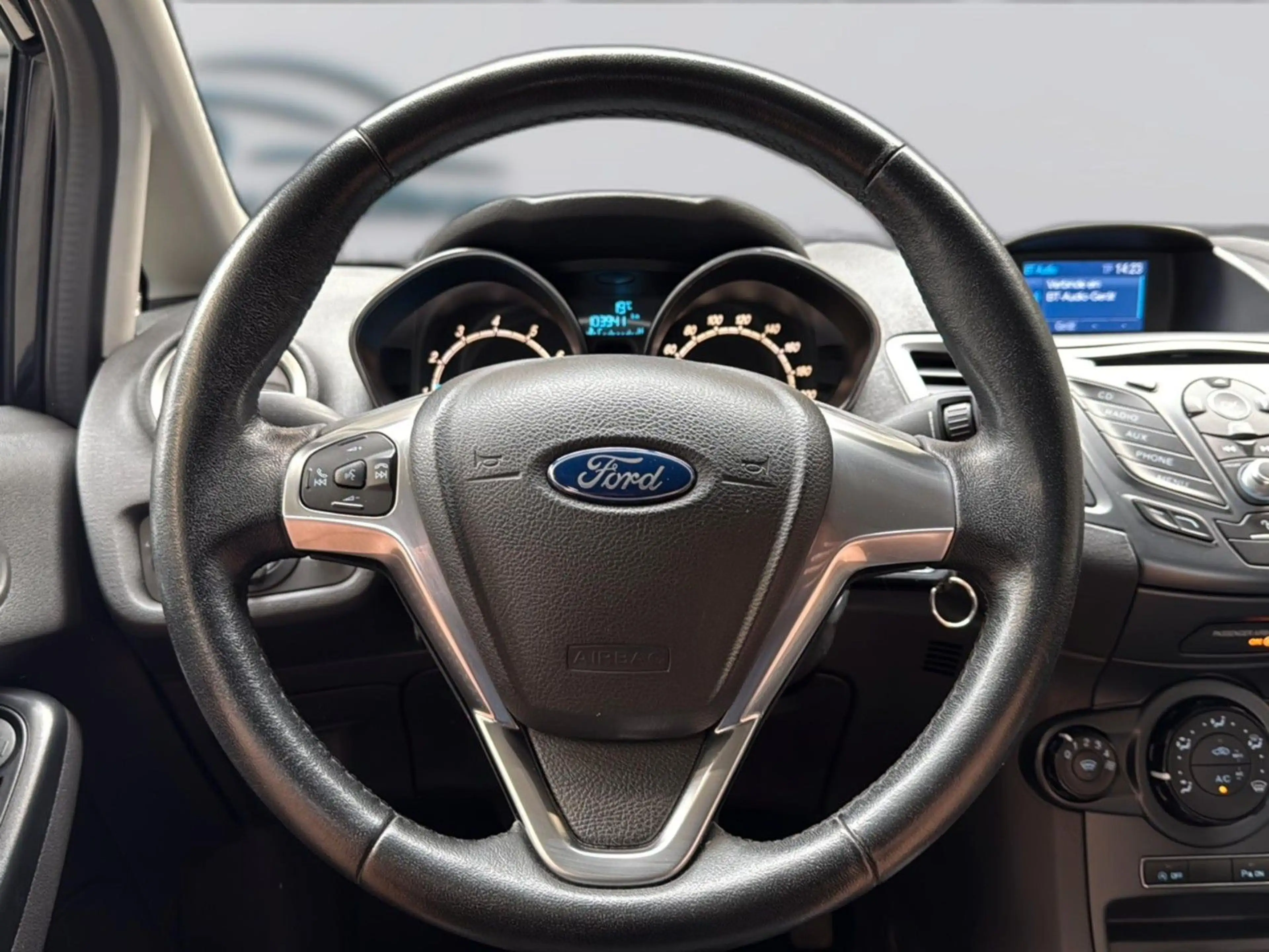 Ford Fiesta 1.0 EcoBoost Celebration PDC Klima SHZ — photo 14