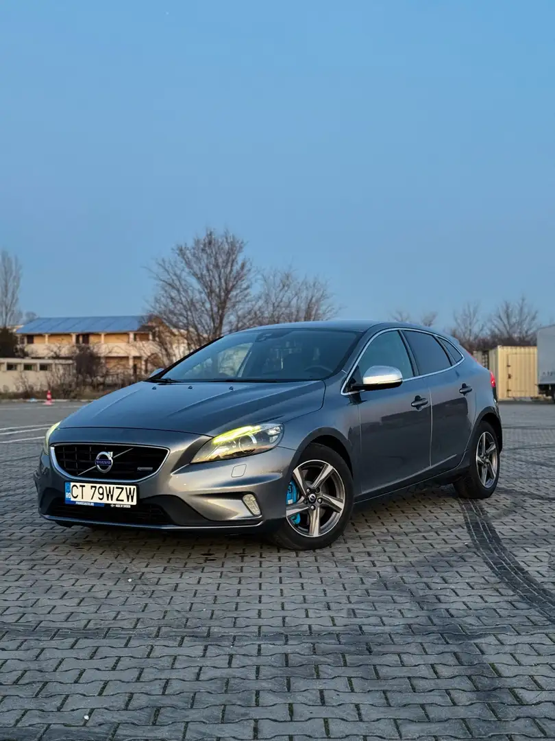 Volvo V40 D4 r-Design - 1