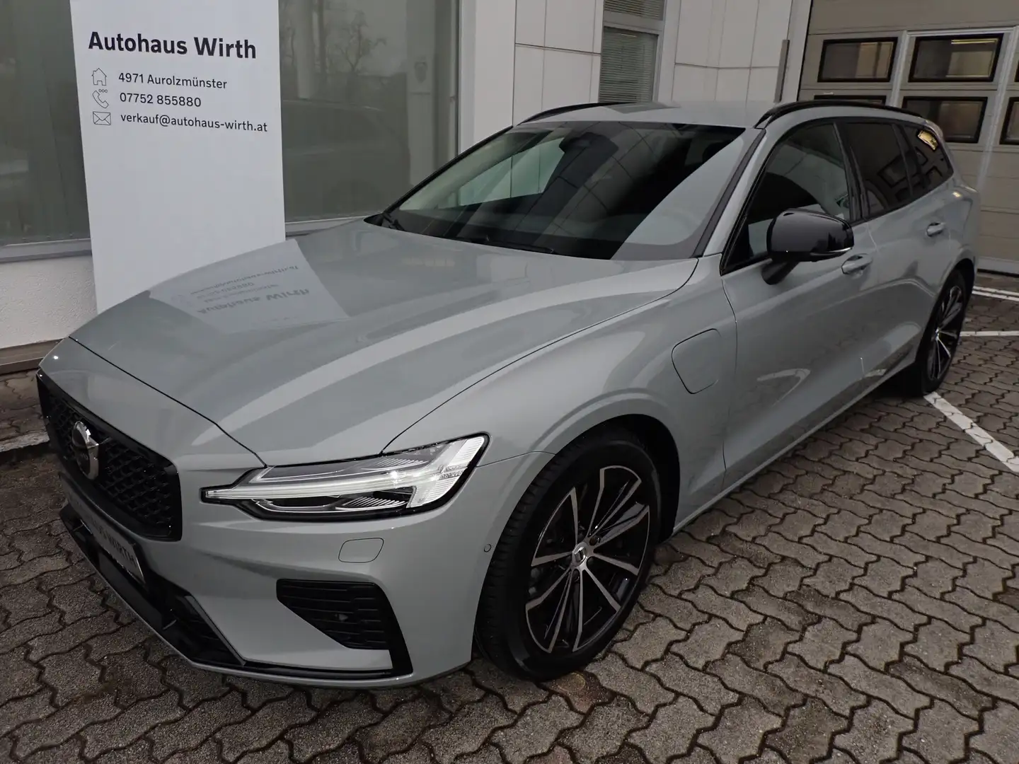 Volvo V60 T6 AWD PHEV Plus Dark / LP:71060.- / Voll-LED Grau - 1