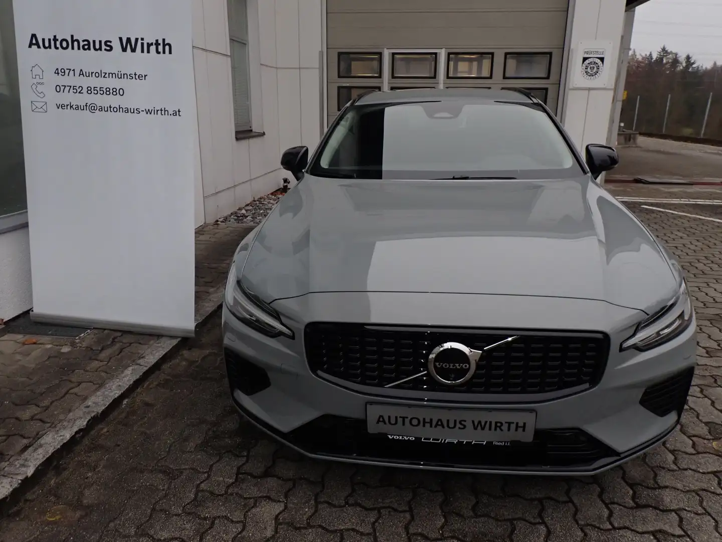 Volvo V60 T6 AWD PHEV Plus Dark / LP:71060.- / Voll-LED Grau - 2