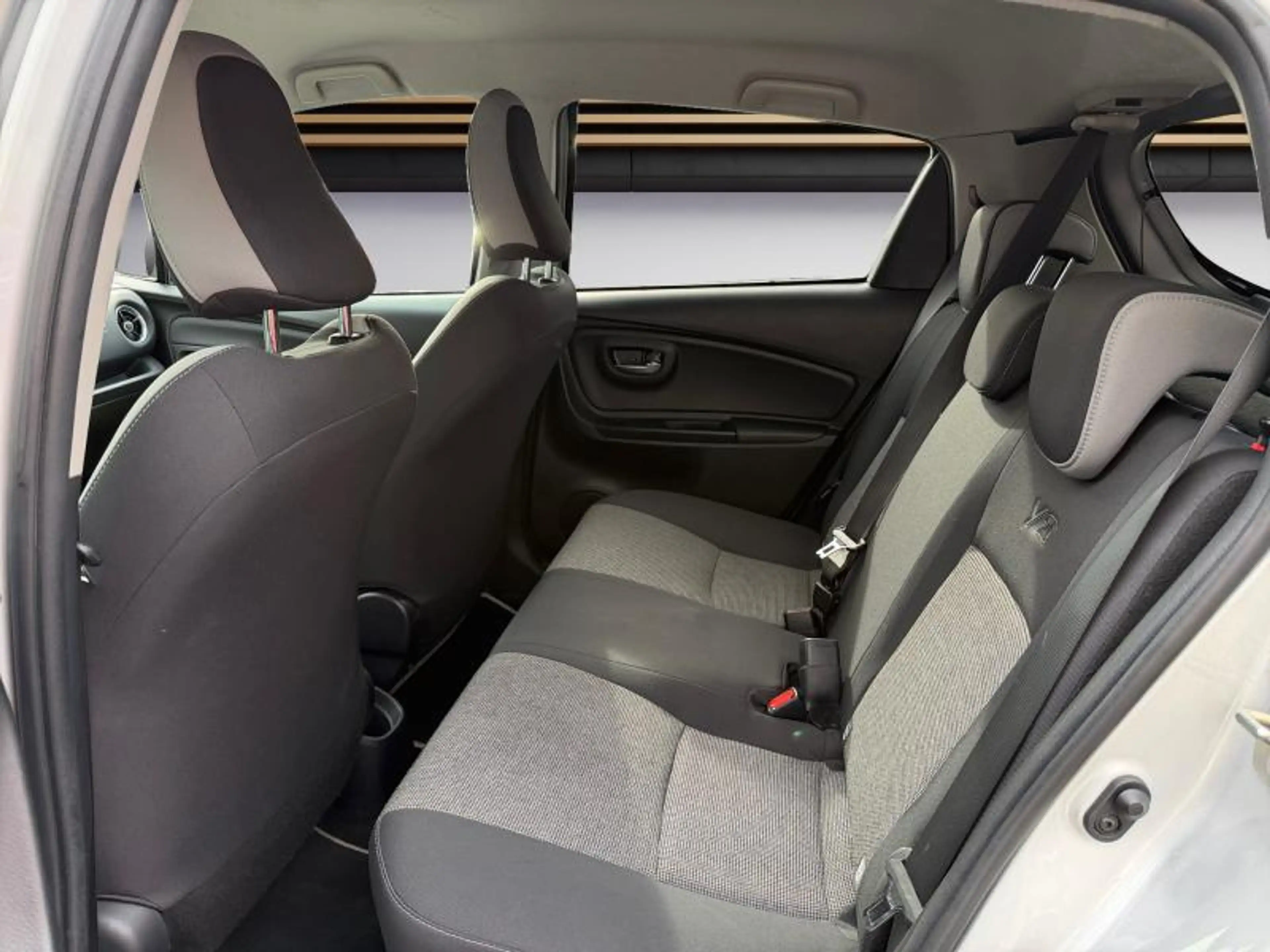 Toyota Yaris Y20 — photo 12