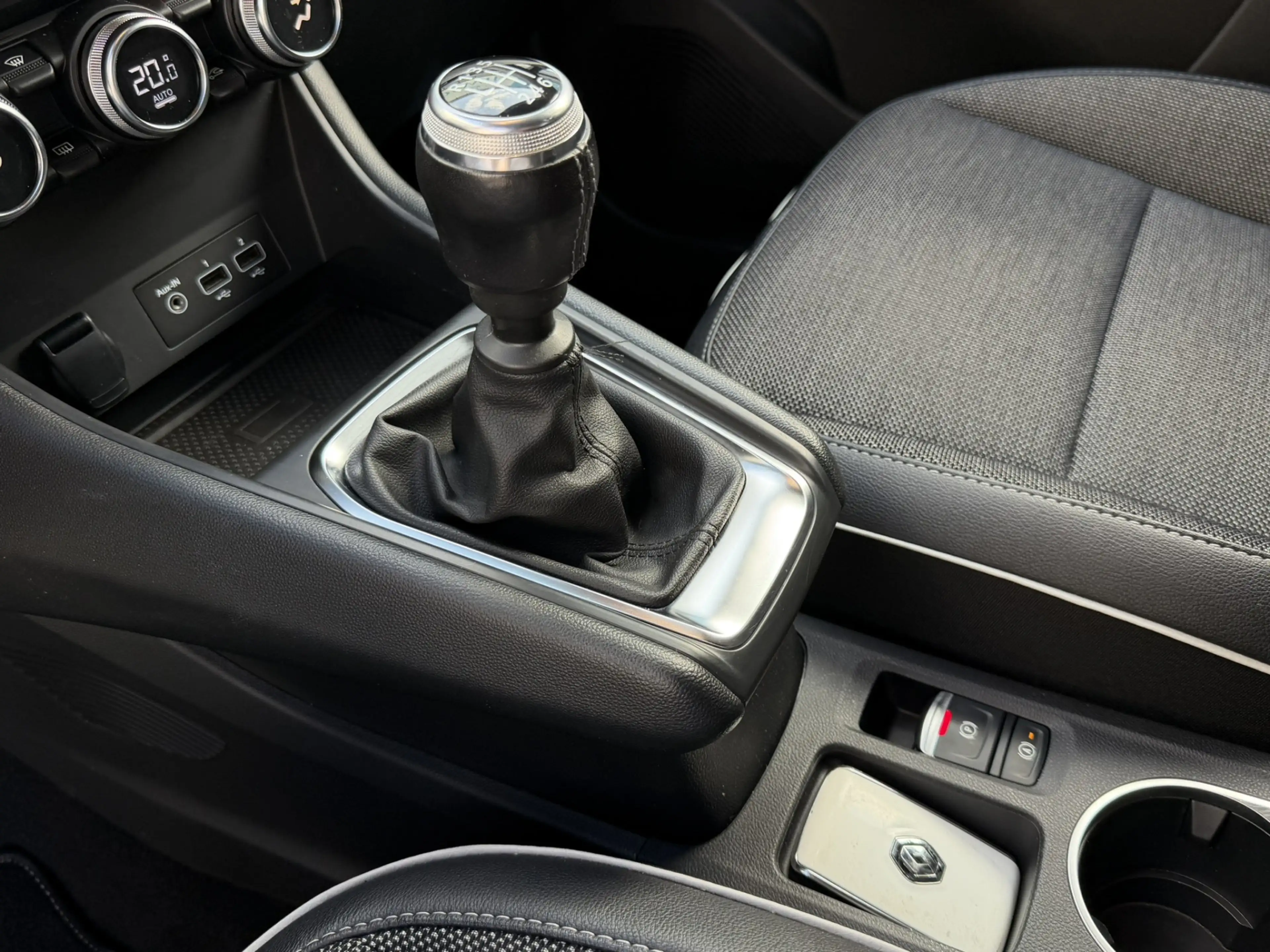 Renault Captur 1.0 TCe 90 Intens Clima CarPlay Led — photo 14