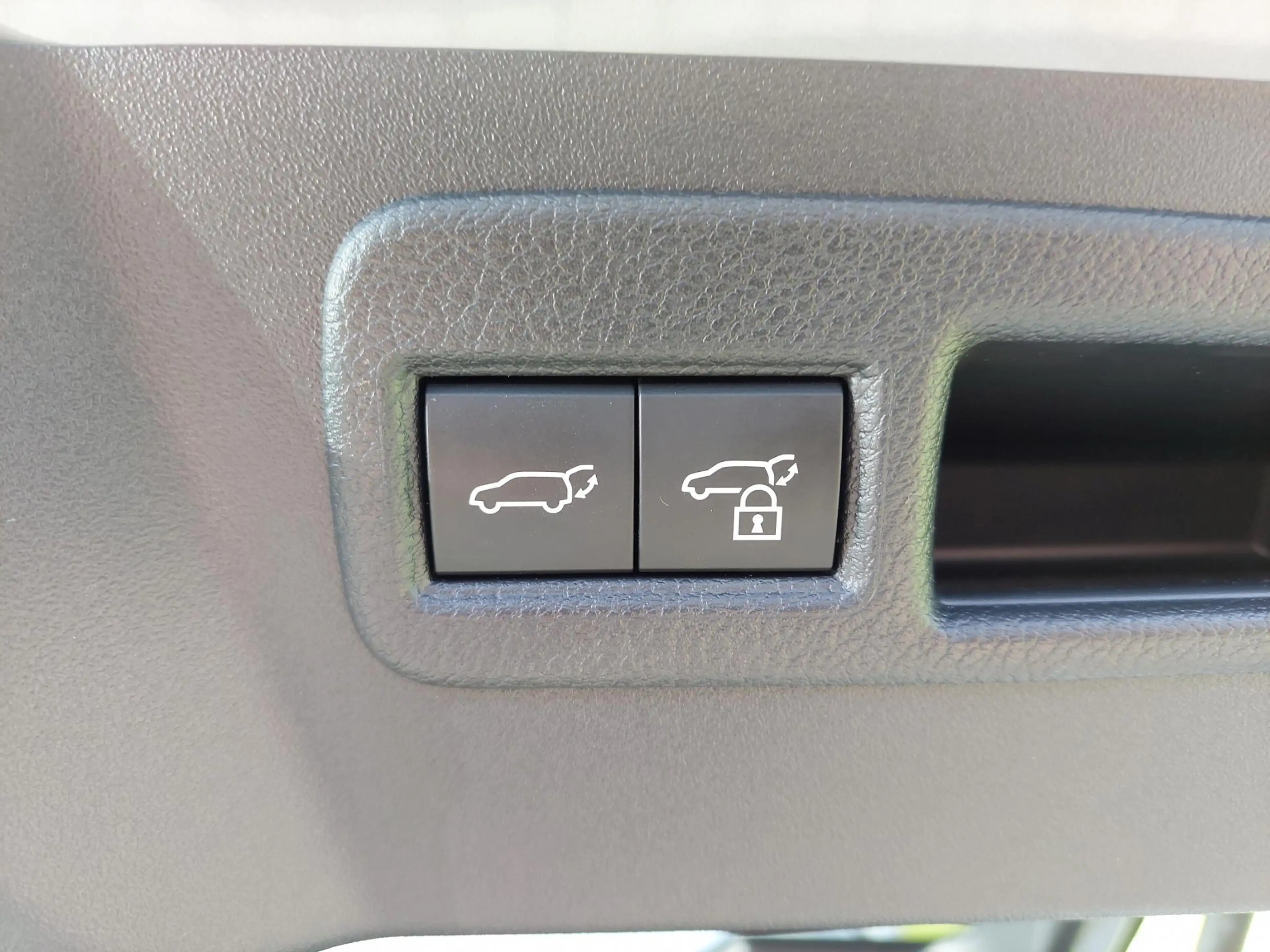 Toyota C-HR+ 77 kWh 2WD Business — photo 10