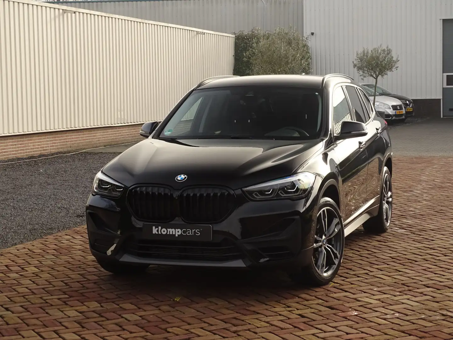 BMW X1 sDrive20i Sportif | All-Black | Uniek | Custom | 1 Noir - 2