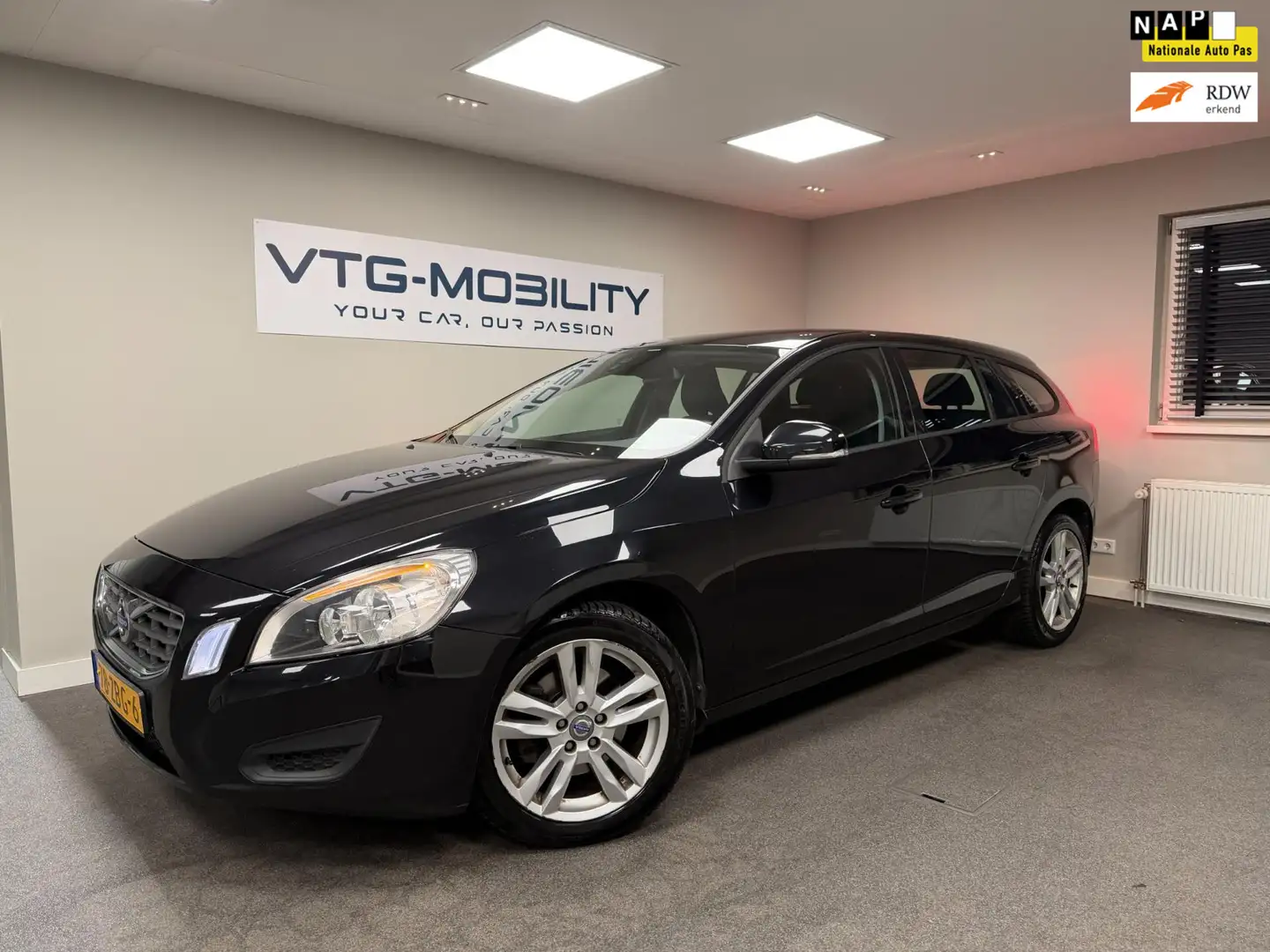 Volvo V60 1.6 T3 Kinetic Navi|ClimateControl|PDC A|Dealer On Zwart - 1