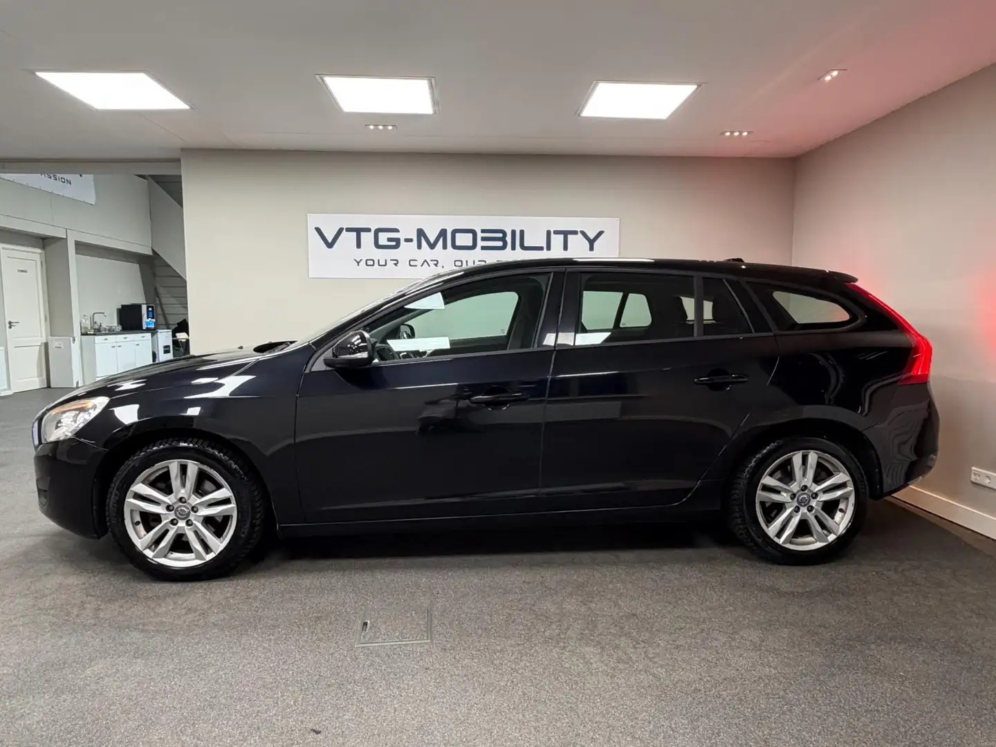 Volvo V60 1.6 T3 Kinetic Navi|ClimateControl|PDC A|Dealer On Zwart - 2